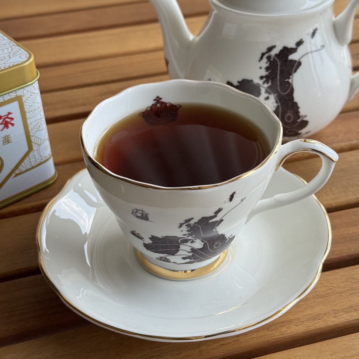 nochi_cha's tweet photo. 日東紅茶 復刻版の「白缶」

おいしいなあ https://t.co/xB768a5zcF