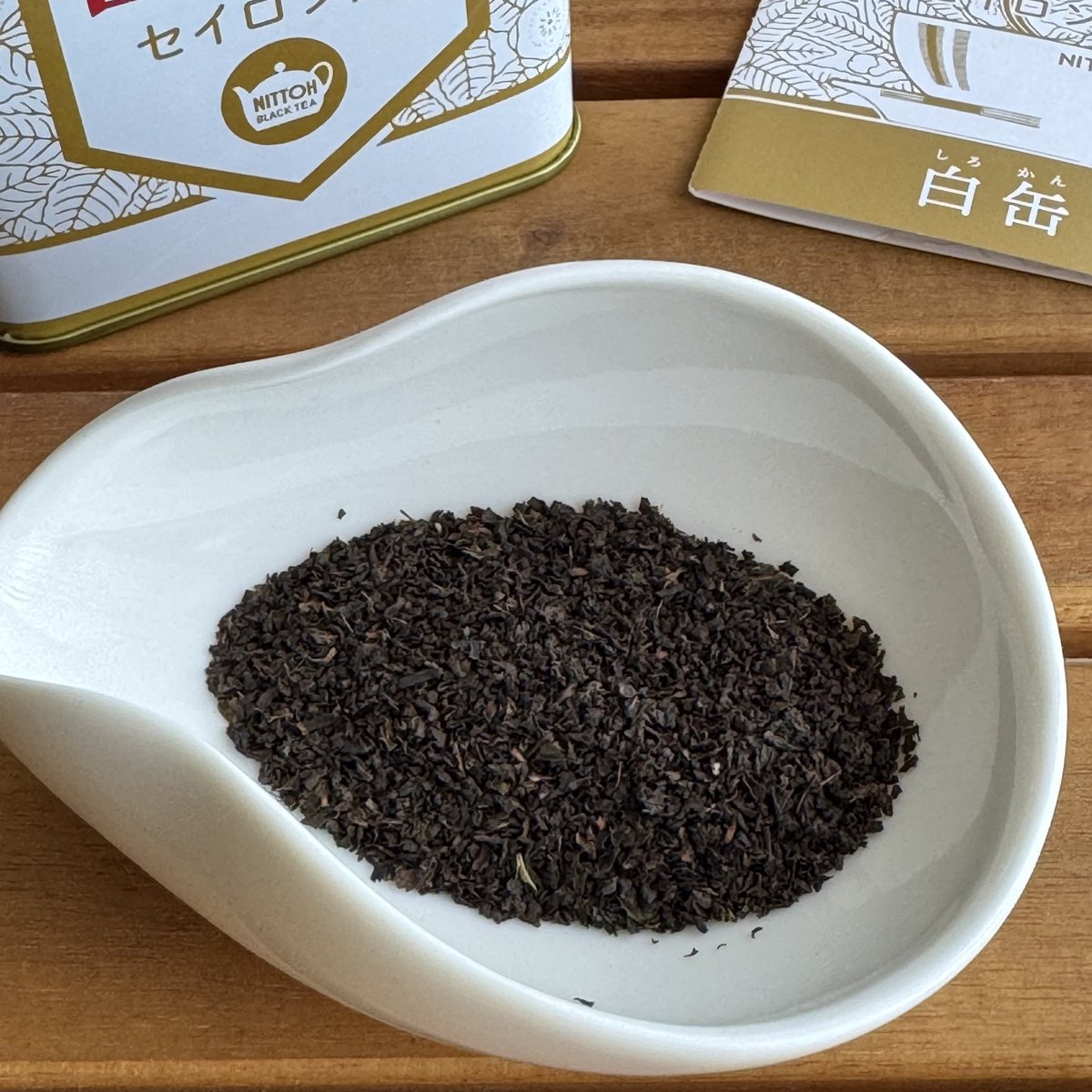 nochi_cha's tweet photo. 日東紅茶 復刻版の「白缶」

おいしいなあ https://t.co/xB768a5zcF
