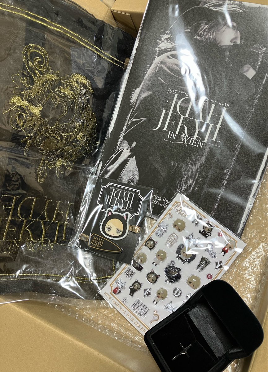 mu16601076's tweet photo. 遅ればせながらウィーン公演のグッズ受け取りました！！リリスちゃんと一緒に注文してたから時間かかったみたい✝️🐍
めっちゃ可愛い…ひたすら美しい…堪能します…！
ちょっと夏の暑さを忘れさせてくれそう🇦🇹
#HYDEOrchestraTour2026JEKYLLinWien
#edyh
#LILITH
#HYDE
#VAMPROSE https://t.co/qTM0Pgu7R4