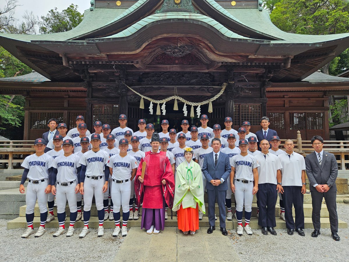 i0r14JttvAoPhRq's tweet photo. 横浜高等学校硬式野球部の皆さんが、第108回全国高等学校野球選手権大会の優勝祈願にいらっしゃいました⚾✨

「気愛」のスローガンのもと、甲子園でのご活躍を心よりお祈りしております！！ꉂꉂ📣
 #横浜高校 
 #横浜高校硬式野球部 https://t.co/xHEzFZZB9i