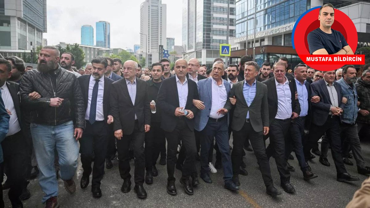 BirGun_Gazetesi's tweet photo. Teslim almaya paralı korumalarla gittiler

CHP’ye götürülen bodyguard: “Milletvekili koruyacaksınız’ dediler”

CHP’ye polis marifetiyle girilen 24 Mayıs günü parti binası önüne götürülen ve Ankara’da bir eğlence mekanında koruma olarak görev yapan kişilerden biri, BirGün’e konuştu. Parti binası önüne gidene kadar nereye götürüldüklerini bilmediğini belirten koruma, “Milletvekili korumalığı yapacağımız söylendi. Sabah sekizde oraya gittik, akşam dört gibi ayrıldık” diyerek, ödeme aldığını da savundu
https://t.co/GSllQV63tv