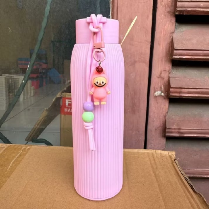 flbila__'s tweet photo. Tumbler Jepang/Botol Minum Macaroon Kaca 500mL terbuat dari kaca tebal dilapisi plastik sehingga aman dan tidak mudah pecah, bisa digunakan untuk air dingin dan panas, bonus gantungan boneka Labubu lucu, tersedia 4 warna cantik👇 https://t.co/K6MZCNsAfs