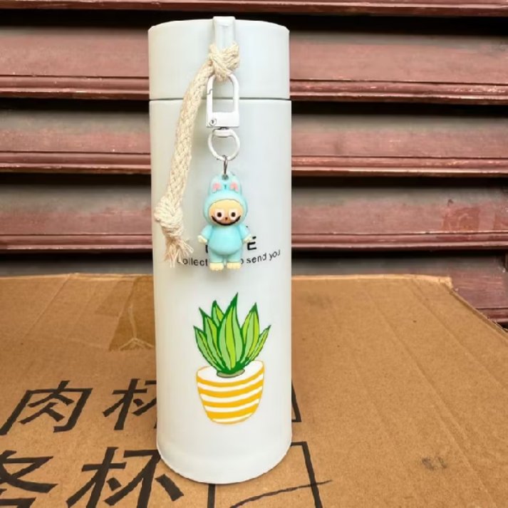 flbila__'s tweet photo. Tumbler Jepang/Botol Minum Macaroon Kaca 500mL terbuat dari kaca tebal dilapisi plastik sehingga aman dan tidak mudah pecah, bisa digunakan untuk air dingin dan panas, bonus gantungan boneka Labubu lucu, tersedia 4 warna cantik👇 https://t.co/K6MZCNsAfs