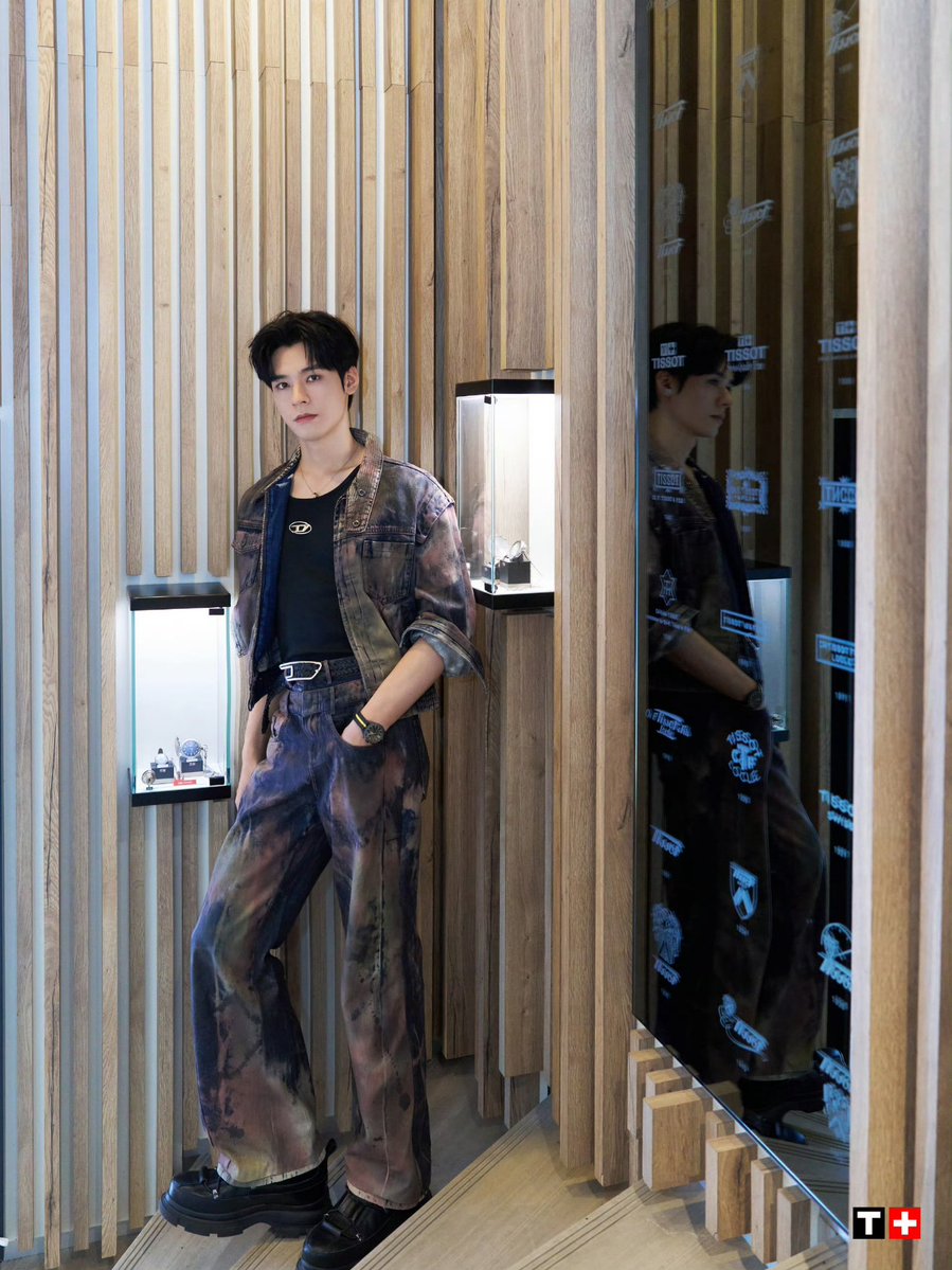 thailandjwx's tweet photo. 260728 TISSOT Weibo Updated 
กงจวิ้น แบรนด์แอมบาสเดอร์ระดับโลกของ Tissot
ได้ไปเยือนบูติก Tissot ณ กรุงปารีส
พร้อมสัมผัสการผสมผสานระหว่างความประณีตสไตล์สวิสและความโรแมนติกสไตล์ฝรั่งเศส
#กงจวิ้น #GongJun #龚俊   #gongjunthailandfanclub #泰国俊味仙
โดยมี #TissotPR100Series# รุ่นพิเศษ Tour de France บนข้อมือ
คอยร่วมเดินทางและบันทึกทุกช่วงเวลาอันงดงามในทริป Tour de France ครั้งนี้