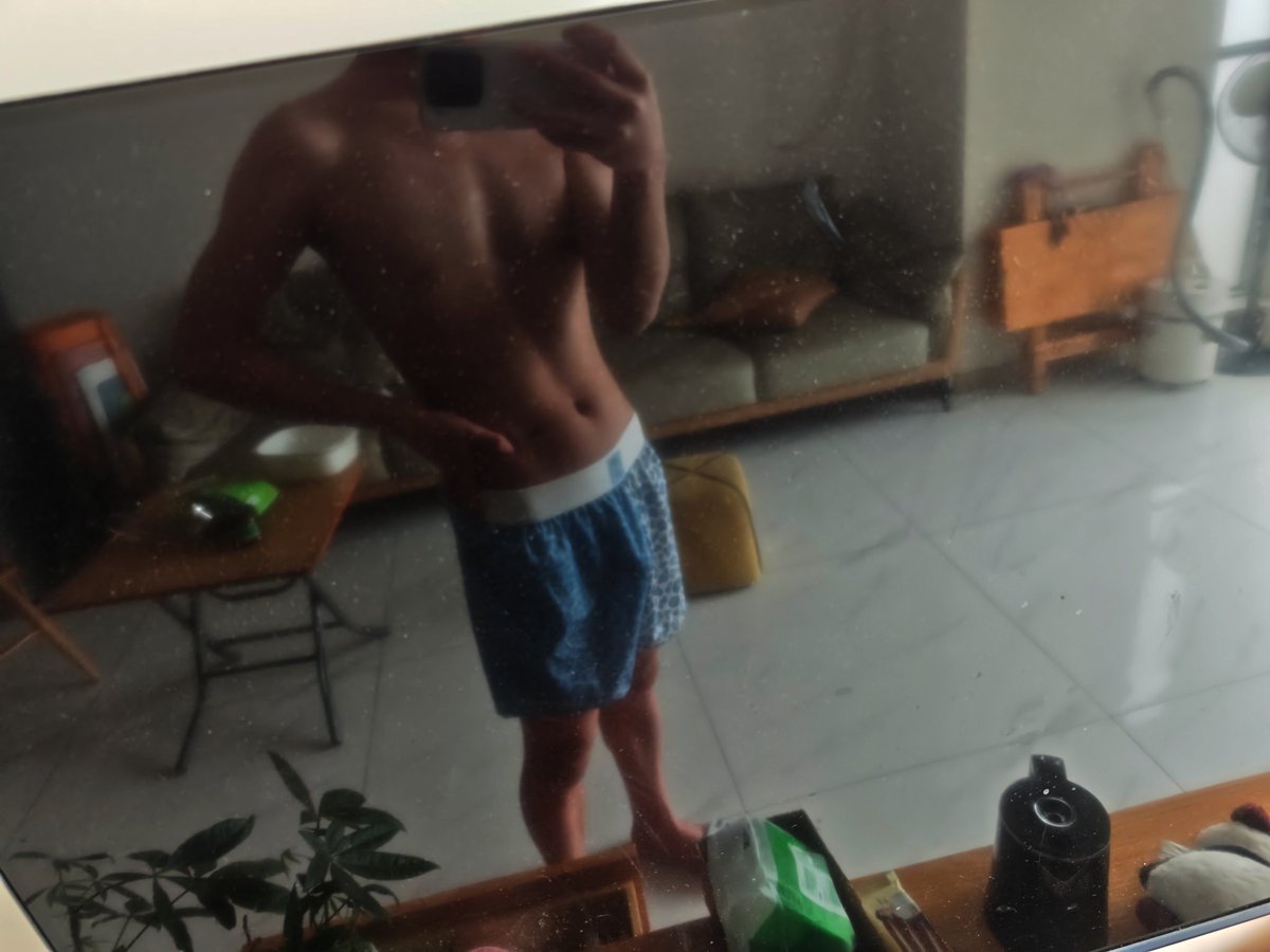 JiYang50522's tweet photo. 烛光照亮了晚餐 照不出个答案#男高 https://t.co/8epdXirOzF