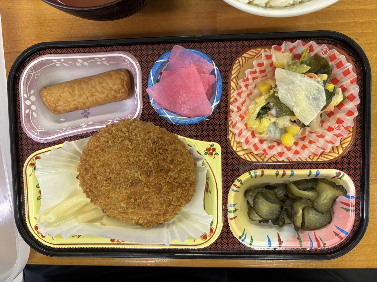 liga8's tweet photo. 今日は揚げ物が主菜です。メンチカツです。

株価(日経平均株価)が一時3,000円以上下がりました。前日のニューヨーク市場での半導体関連株大幅下落を受けてのことらしいです。市場って繋がっているんですね。 https://t.co/H6LHppW0Fw