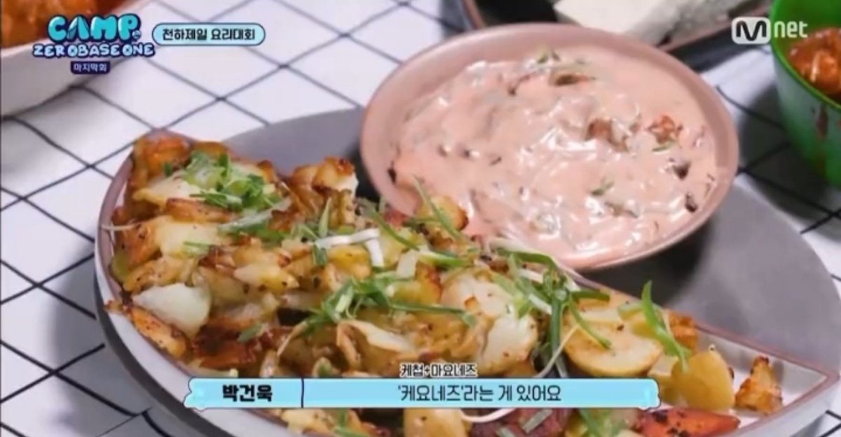 0528_files's tweet photo. seok matthew credentials aside from being popular mad scientist:
 
—cooked the legendary fries during pre-debut
—assisted chef baek jong won, korea’s famous food entrepreneur and personality 
—assisted chef fabri, michelin star recipient
—complimented by chuu for his pasta https://t.co/QHialrWkBP