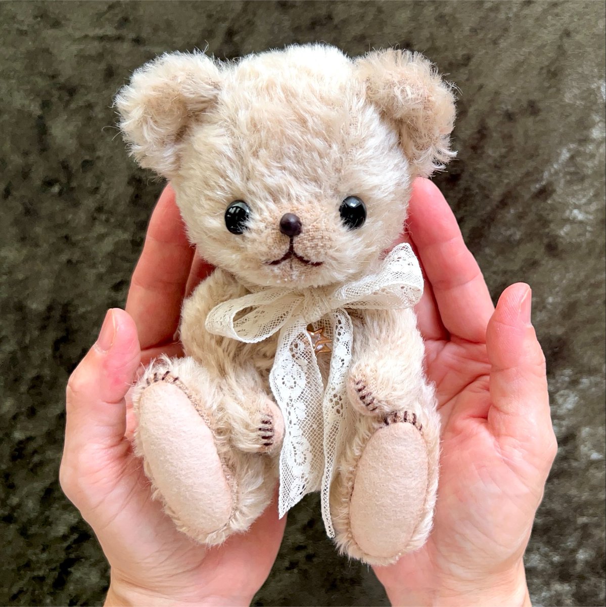 calmtime's tweet photo. ＼ くまちゃんの家探しします ／

■ 販売場所
　 Yahoo!オークション
　終了：2026年7月31日（木）21時台

Calm*time #413 くま
 https://t.co/FrzyMMmJEu

アンティークレースが似合うクラシカルな雰囲気のくまちゃんです。
ご縁がありますように…✨ https://t.co/IExpsNOa1B