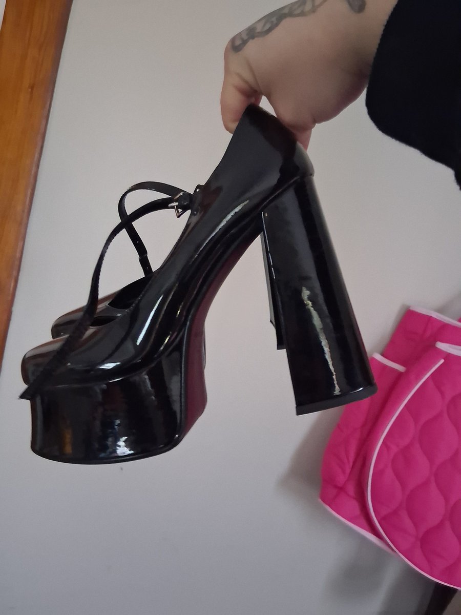 GoddessNikkzz's tweet photo. Who wants to worship my perfect feet in these bad boys? 😈😈🐖🐖

Findom footworship paypig https://t.co/VNsPwQq9jq