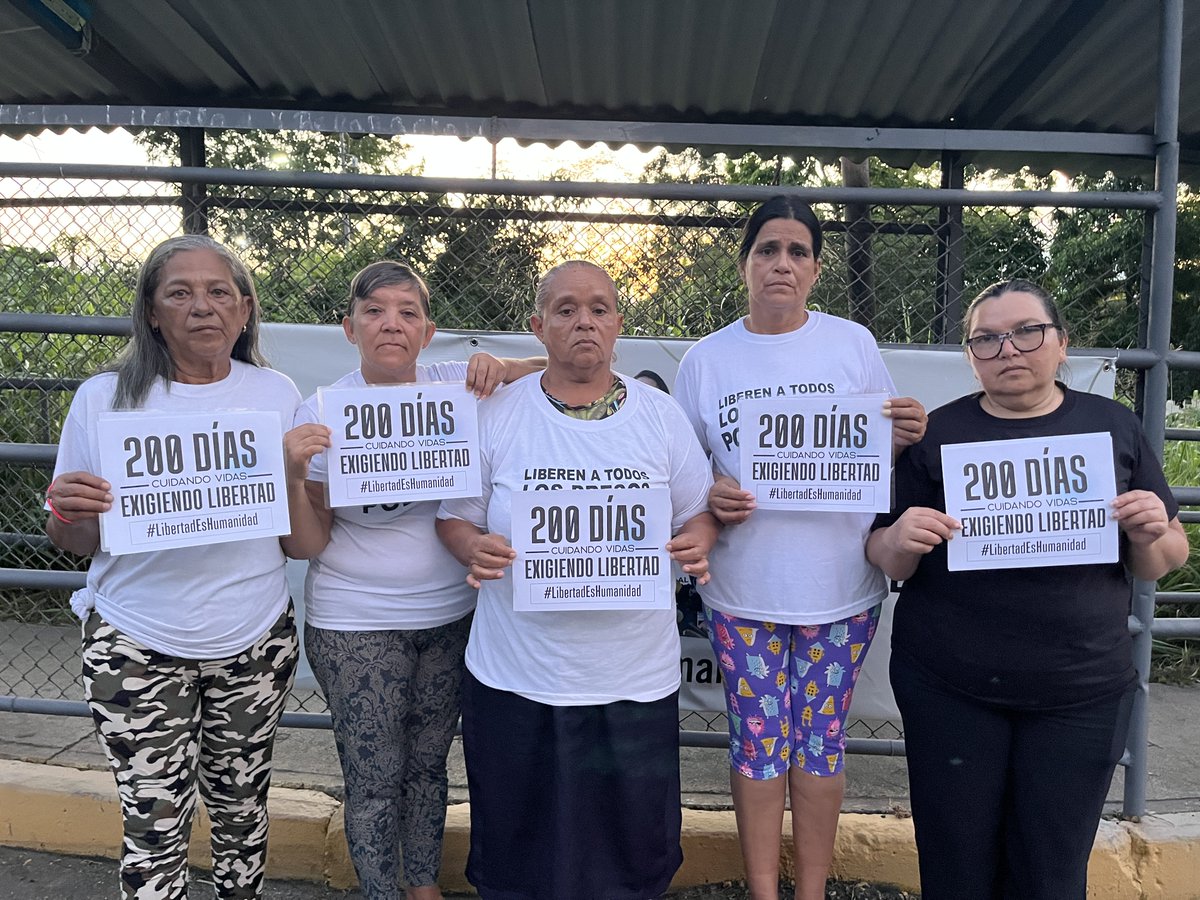clippve's tweet photo. 200 DÍAS | Familias cumplen 200 días cuidando vidas y exigiendo libertad

Madres y familiares de presos políticos realizaron este lunes 27 de julio la vigilia número 200 para exigir la libertad plena e inmediata como respuesta humanitaria para todas las personas detenidas arbitrariamente por motivos políticos como respuesta humanitaria. 

La jornada marcó más de seis meses de presencia sostenida frente a los centros de detención, en una de las acciones de protesta pacífica más prolongadas impulsadas por familiares de presos políticos en Venezuela. Durante este tiempo, las familias han denunciado aislamiento, tortura, incomunicación, falta de atención médica, condiciones inseguras de reclusión y riesgos para la vida e integridad de sus seres queridos.

En una lectura coral, reiteraron cuatro exigencias: la libertad inmediata de todos los presos políticos como respuesta humanitaria; la protección de su vida, salud e integridad; la evaluación técnica independiente de los centros de detención, con acceso de organismos internacionales; y verdad, justicia y rendición de cuentas por las violaciones de derechos humanos.

Como parte de la acción, encendieron velas para formar el número 200 y exhibieron mensajes con el lema “200 días cuidando vidas, exigiendo libertad”, en reconocimiento a la constancia de las madres y familiares que han mantenido esta vigilia.

Tras los terremotos, las familias insistieron en que la crisis no comenzó con la emergencia, pero sí se agravaron los riesgos que enfrentan quienes permanecen bajo custodia del Estado. Por ello, sostuvieron que la libertad inmediata debe ser una medida concreta para proteger sus vidas.

La libertad también salva vidas.

#LibertadEsHumanidad #QueSeanTodos