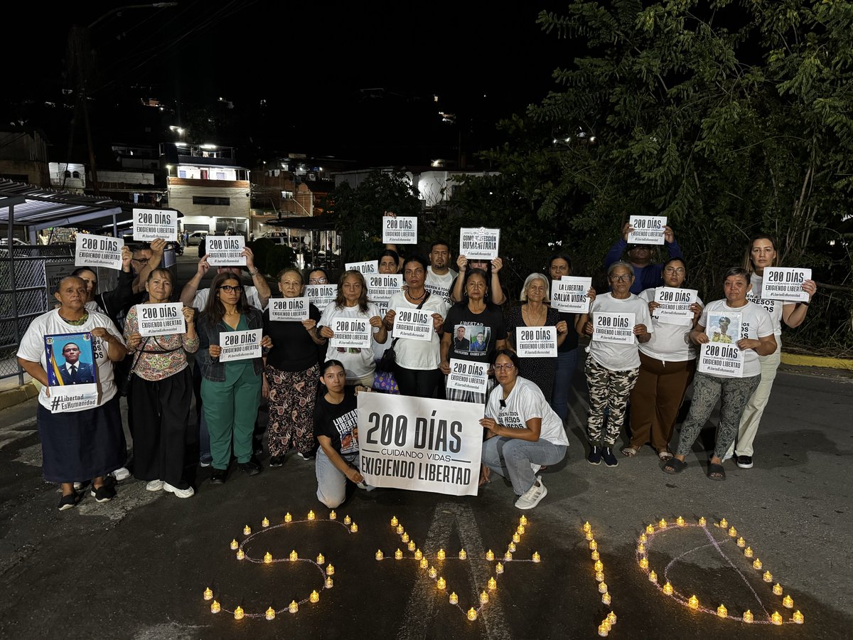 clippve's tweet photo. 200 DÍAS | Familias cumplen 200 días cuidando vidas y exigiendo libertad

Madres y familiares de presos políticos realizaron este lunes 27 de julio la vigilia número 200 para exigir la libertad plena e inmediata como respuesta humanitaria para todas las personas detenidas arbitrariamente por motivos políticos como respuesta humanitaria. 

La jornada marcó más de seis meses de presencia sostenida frente a los centros de detención, en una de las acciones de protesta pacífica más prolongadas impulsadas por familiares de presos políticos en Venezuela. Durante este tiempo, las familias han denunciado aislamiento, tortura, incomunicación, falta de atención médica, condiciones inseguras de reclusión y riesgos para la vida e integridad de sus seres queridos.

En una lectura coral, reiteraron cuatro exigencias: la libertad inmediata de todos los presos políticos como respuesta humanitaria; la protección de su vida, salud e integridad; la evaluación técnica independiente de los centros de detención, con acceso de organismos internacionales; y verdad, justicia y rendición de cuentas por las violaciones de derechos humanos.

Como parte de la acción, encendieron velas para formar el número 200 y exhibieron mensajes con el lema “200 días cuidando vidas, exigiendo libertad”, en reconocimiento a la constancia de las madres y familiares que han mantenido esta vigilia.

Tras los terremotos, las familias insistieron en que la crisis no comenzó con la emergencia, pero sí se agravaron los riesgos que enfrentan quienes permanecen bajo custodia del Estado. Por ello, sostuvieron que la libertad inmediata debe ser una medida concreta para proteger sus vidas.

La libertad también salva vidas.

#LibertadEsHumanidad #QueSeanTodos