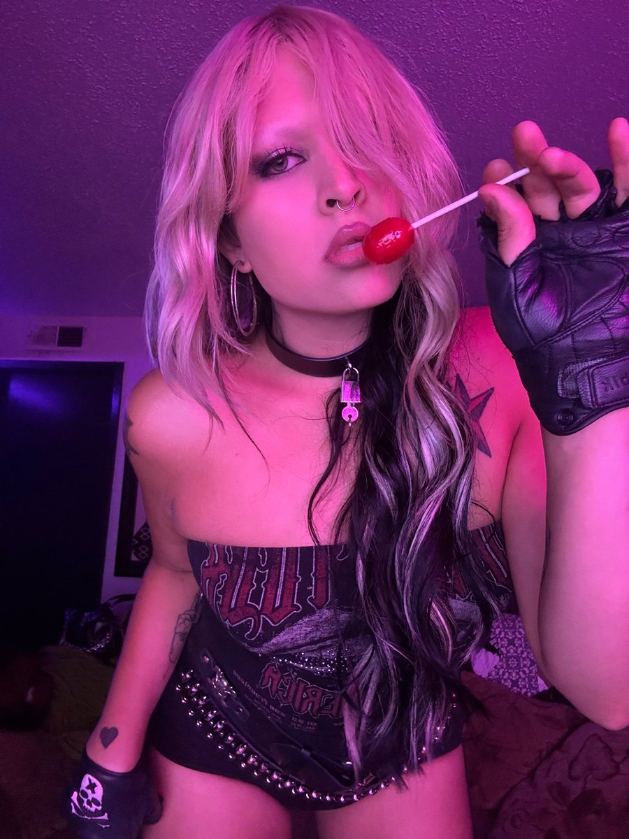 thegothpopstar's tweet photo. She’s back with the bundles https://t.co/FKCUCFitFv