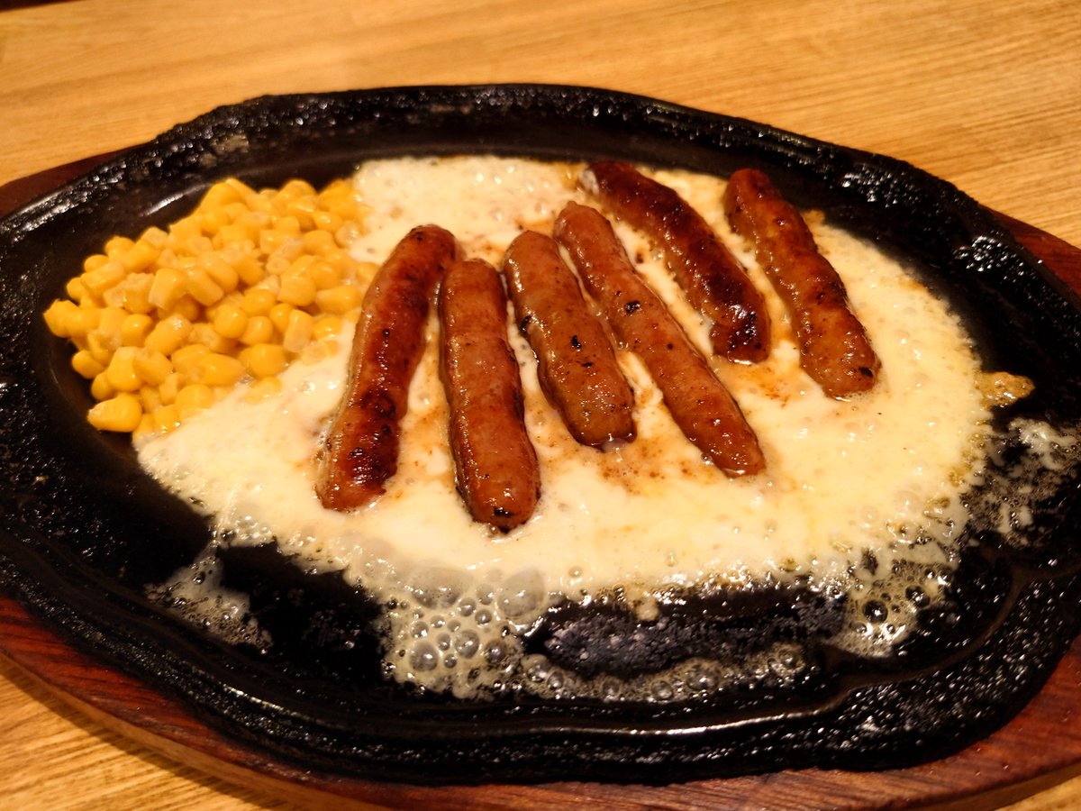 VITZ_D_HEARTNET's tweet photo. ＃飯テロ

めちゃくちゃ美味しいチョリソーに
チーズとコーン🌽をトッピングで....

熱々の状態なのでチーズやチョリソーが....

たまらん♪ https://t.co/bnXwhBjUJj