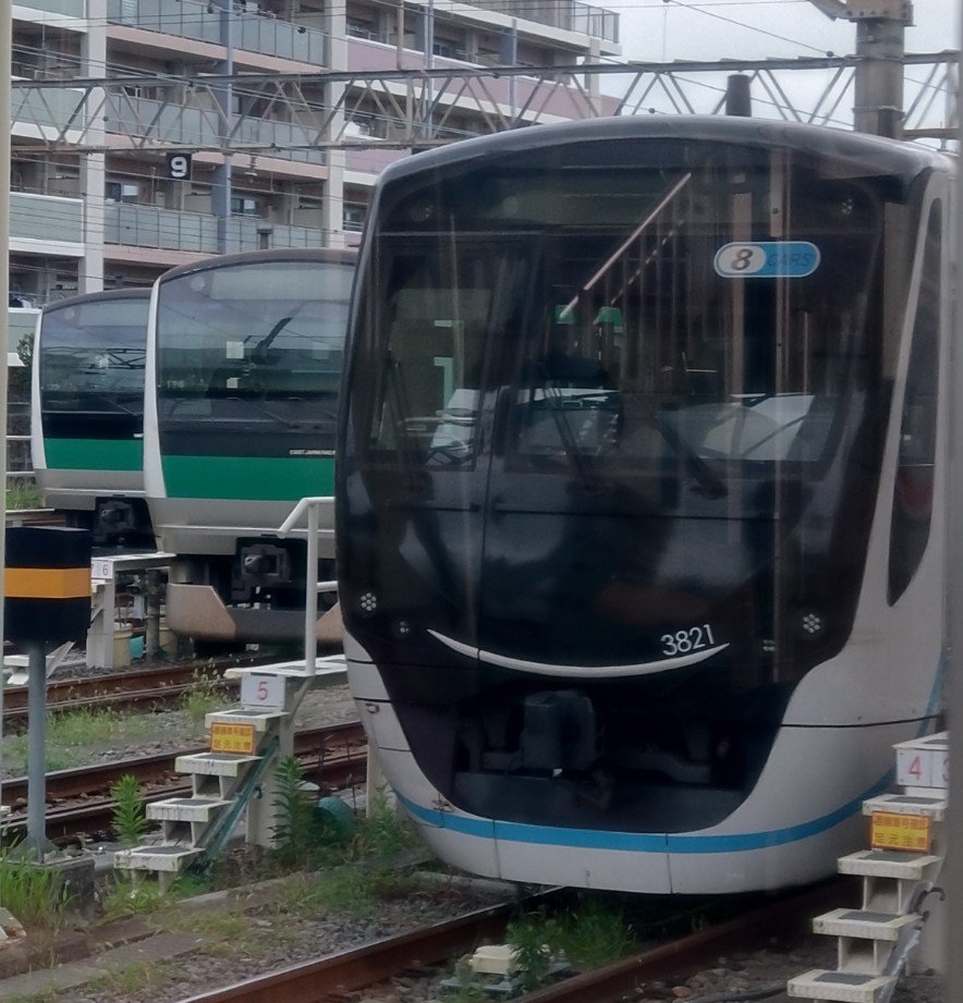 tomhei1's tweet photo. 相模大塚で電車から外を見たら、相鉄ではない電車が並んでいました。 https://t.co/BBqvfqWAws