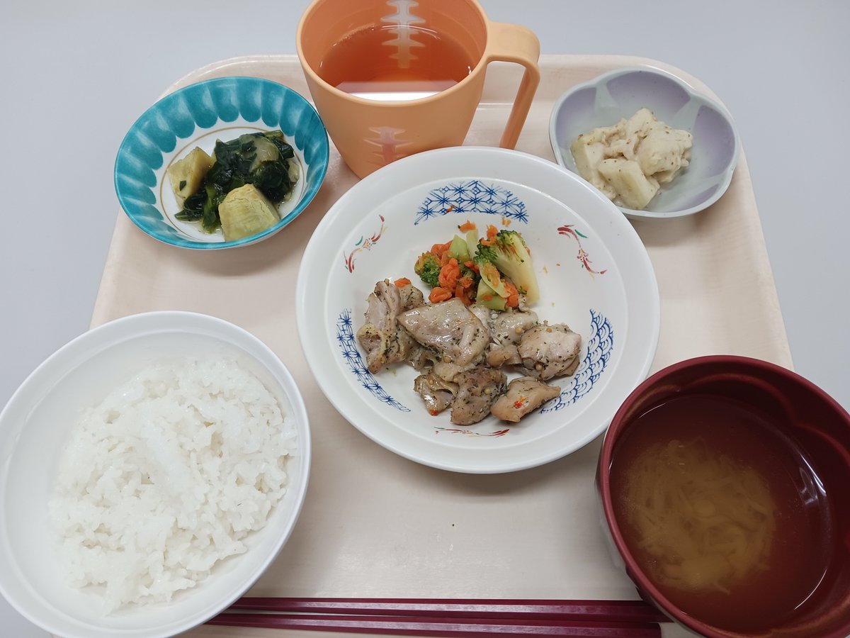 moji1765's tweet photo. 本日のお昼ごはんは、
柔らかくて食べやすい工夫を凝らしたバジルチキン🌿です！
#昼食　#デイサービス https://t.co/cw8mbnRwTx