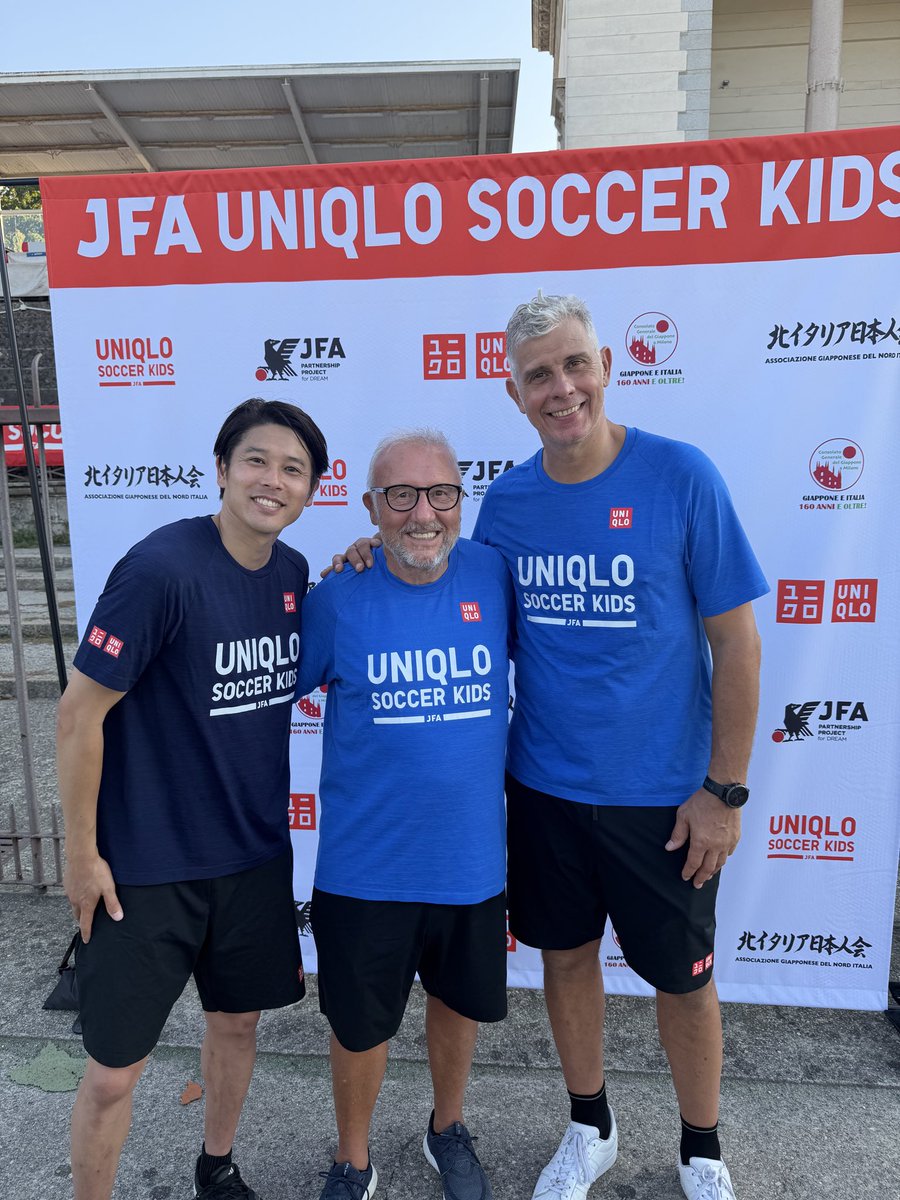 AUchidaOfficial's tweet photo. 「#JFAユニクロサッカーキッズ」inイタリア🇮🇹大好きなザッケローニ監督と久ぶりの再会😊ザックさんのイタリアンジョークも😂お元気で何よりでした！！暑い中、元イタリア代表GKトルドさんもご参加頂きありがとうございました⚽️イタリアの子供達も元気いっぱいでした👍

#JFA
#ユニクロ
#UNIQLO https://t.co/bwDD2ckbxT