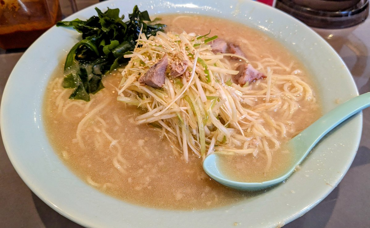 furusan41's tweet photo. 今日のランチは
「 ラーメンショップ 花棒曳舟店」
曳舟ラーショに来麺
ネギラーメン中をチョイス
店舗によって変わる美味さ
美味しくご馳走様でした😊
#ランチ #グルメ #職人飯 #曳舟
#ラーショ #ラーメンショップ
#食べれば分かる #花棒
#ラーメン好き #トレンド
#ラーメン倶楽部 #ネギラーメン https://t.co/ksn6ZM7jQa