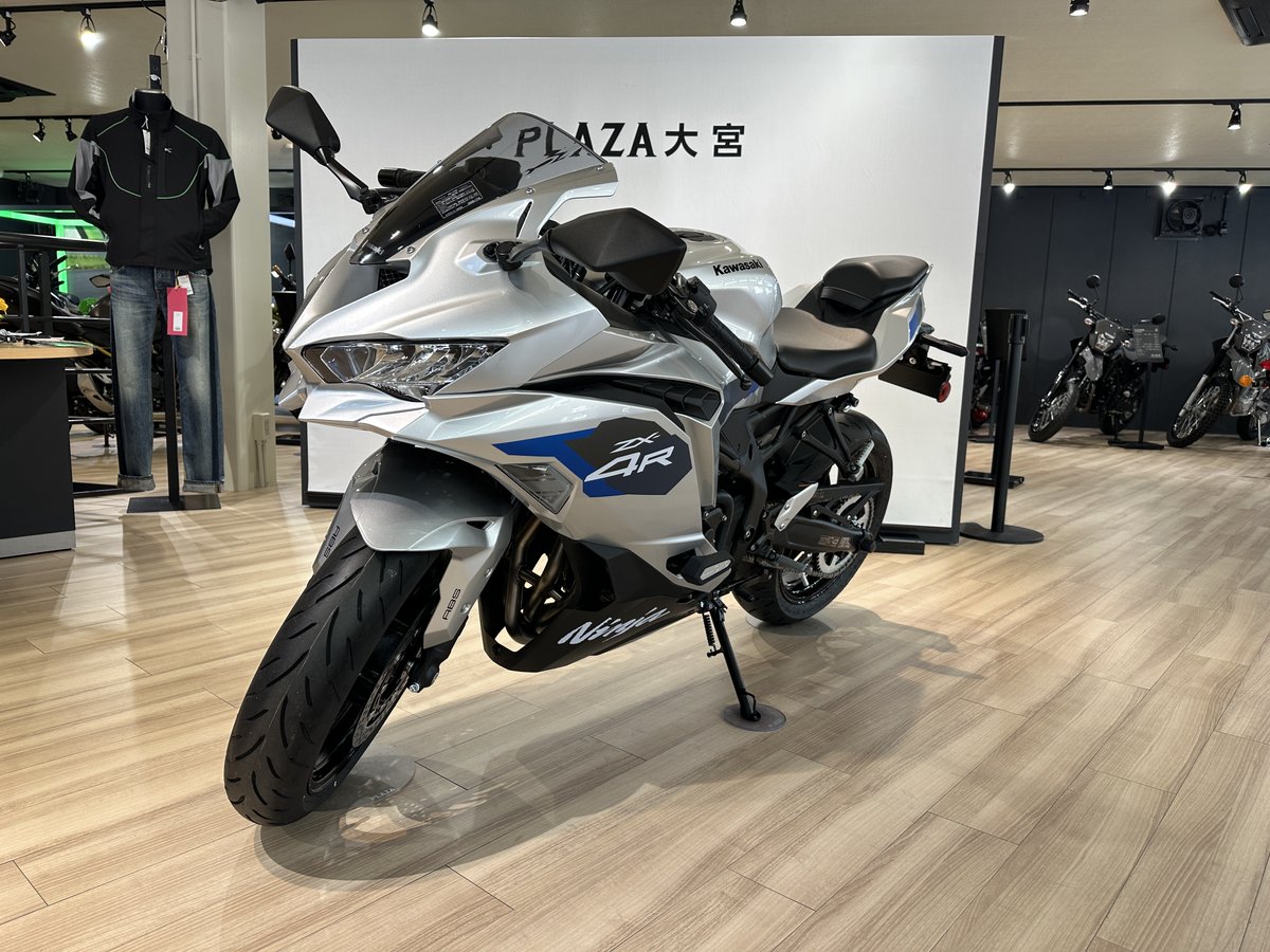 2027年モデル「Ninja ZX-4R SE」ギャラクシーシルバーが入荷しました