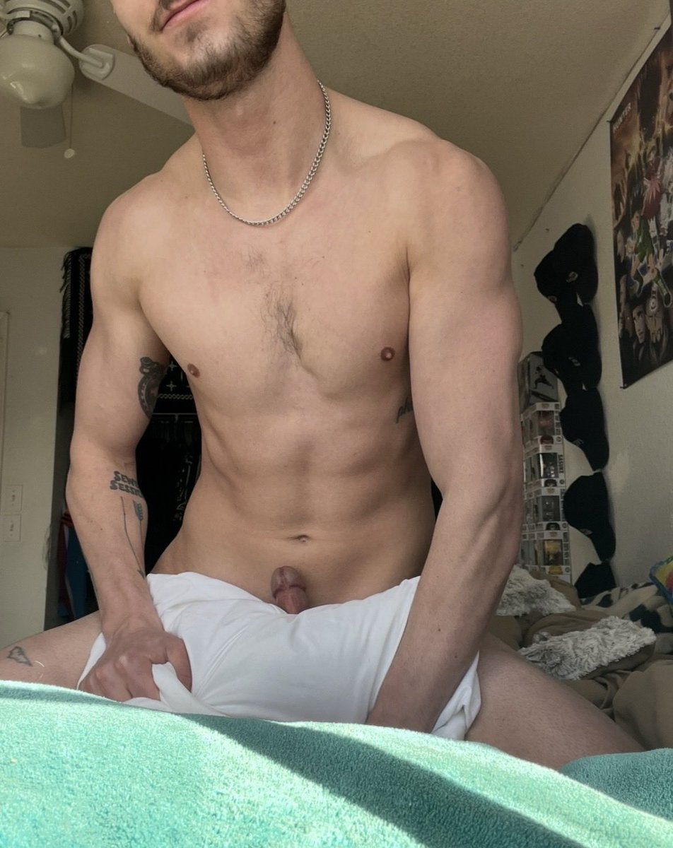 daddyluvx22's tweet photo. I swear I her the sexiest women love booty pics 👀 https://t.co/eb18MSCYy3