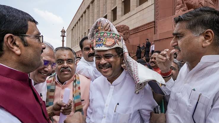 pappuyadavjapl's tweet photo. गोपाल जी ठाकुर ने मिथिला की
संस्कृति को कलंकित किया है
पाग का अपमान किया

NEET पेपरचोर का पाग से सम्मान कर
हमारे मिथिला का अपमान किया

मिथिला के छात्रों,मां जानकी की भूमि का
मानमर्दन करने वाला यह जहां मिले
मुंह पर कालिख पोत दो! 

26 NEETछात्रों के संहारक का
सत्कार करने की सजा दो! https://t.co/etXdCx8sJ5