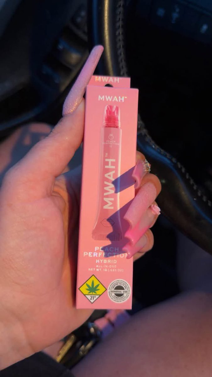 layxsnv's tweet photo. 🍃💨 new dab pen looks like a lip gloss 🍃💨 https://t.co/3vPlaHuz6l