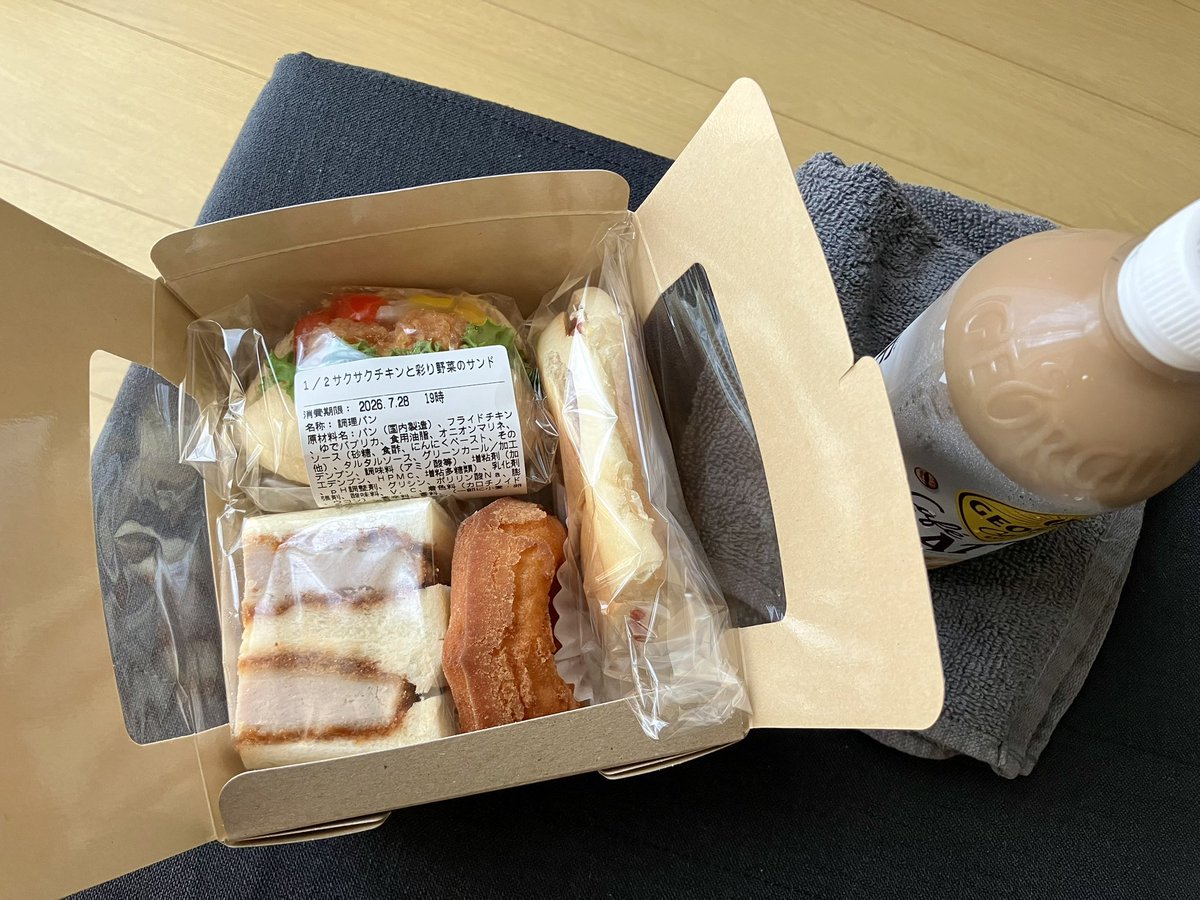 CraftuserNanana's tweet photo. パン屋さんでキュートなランチBOXなるものを買ったら、分厚いヒレカツサンド・さくさくチキンサンド・ベーコンサンドという肉肉しさだった😋ドーナツも付いて650円はお得。あーお腹いっぱい。美味しゅうございました。 https://t.co/9eZvzfZj8q