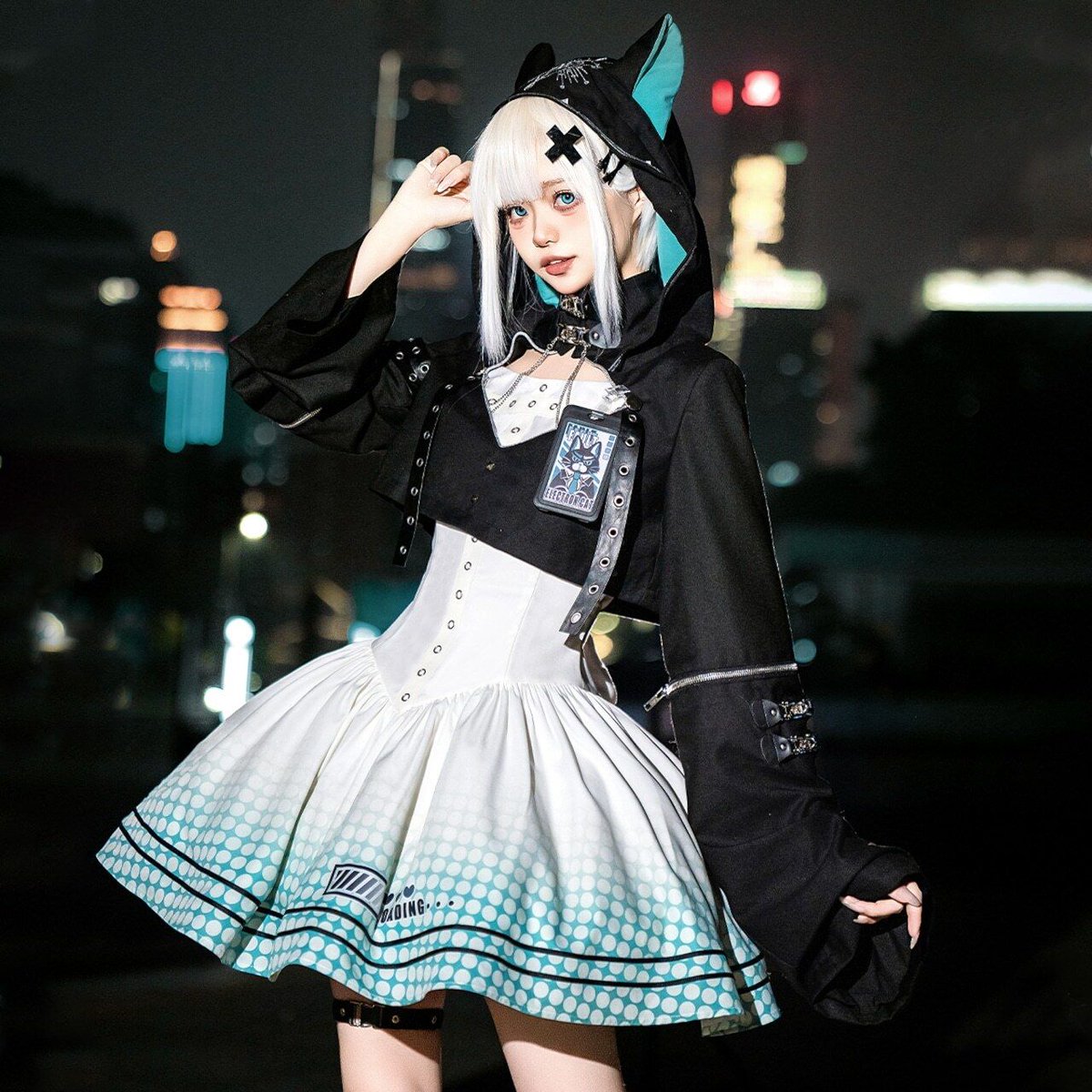 AlicestyleSHOP's tweet photo. ブラックとホワイトを基調に、鮮やかなブルーを差し色にしたサイバーパンクセット。猫耳フード付きのショートジャケットと近未来的なジャンパースカートが、電脳都市を駆ける猫型エージェントのような個性を演出  
詳細はこちら👉 https://t.co/yQnjwOmEd7 https://t.co/09TWst3dsX