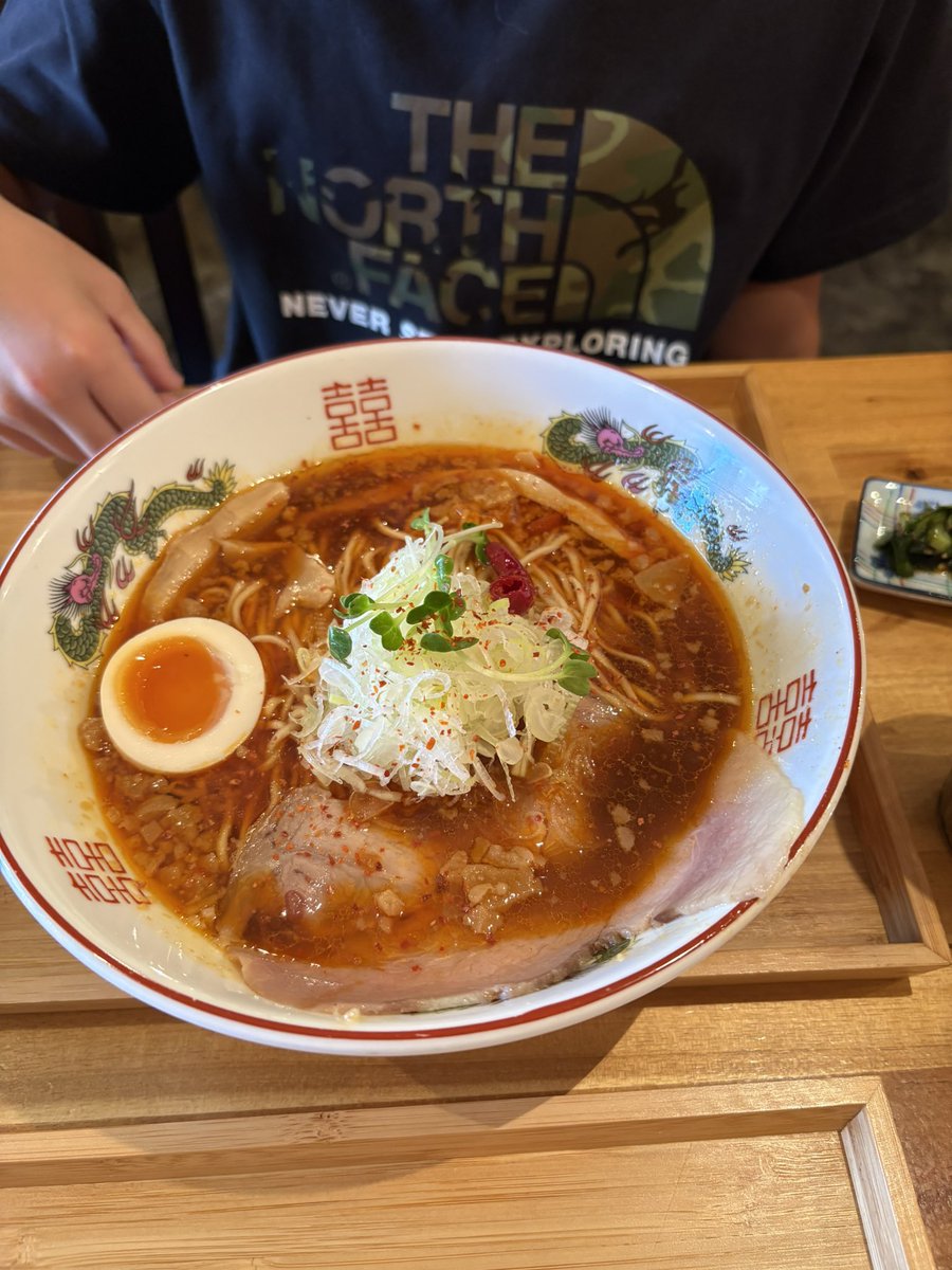 MateeeeLupin's tweet photo. #GOLDENGORILLA
#ゴールデンゴリラ 

日曜に逃したこちらに子供2人連れて🚗

ざる中華
背脂醤油ラーメン旨辛Red
TKG

ざる中華は暑い日にツルッといける感じで美味い😋背脂醤油旨辛は辛さが苦手な人には少し辛めかも。TKGに背脂醤油のスープかけて食べるとめちゃくちゃうまーーー🐴🐴 https://t.co/n3fbhUV2LJ