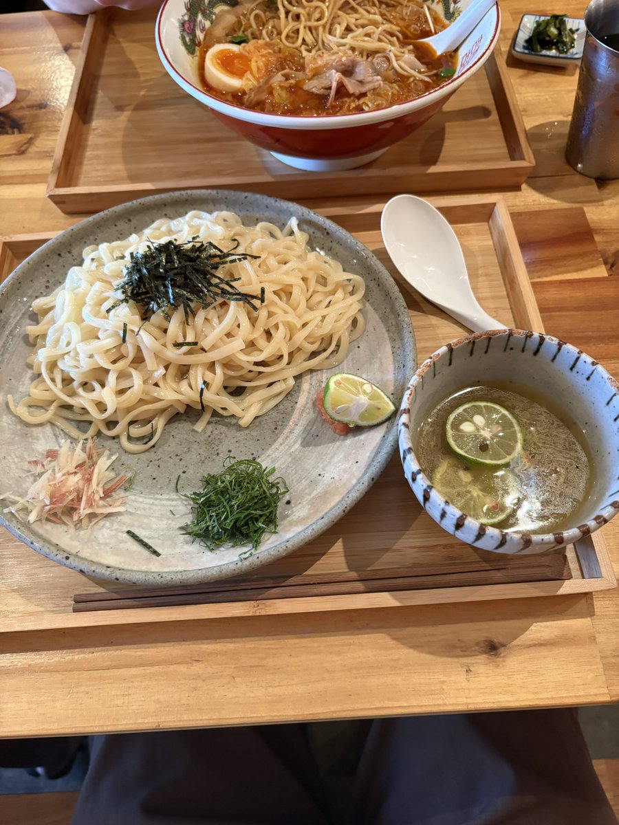 MateeeeLupin's tweet photo. #GOLDENGORILLA
#ゴールデンゴリラ 

日曜に逃したこちらに子供2人連れて🚗

ざる中華
背脂醤油ラーメン旨辛Red
TKG

ざる中華は暑い日にツルッといける感じで美味い😋背脂醤油旨辛は辛さが苦手な人には少し辛めかも。TKGに背脂醤油のスープかけて食べるとめちゃくちゃうまーーー🐴🐴 https://t.co/n3fbhUV2LJ