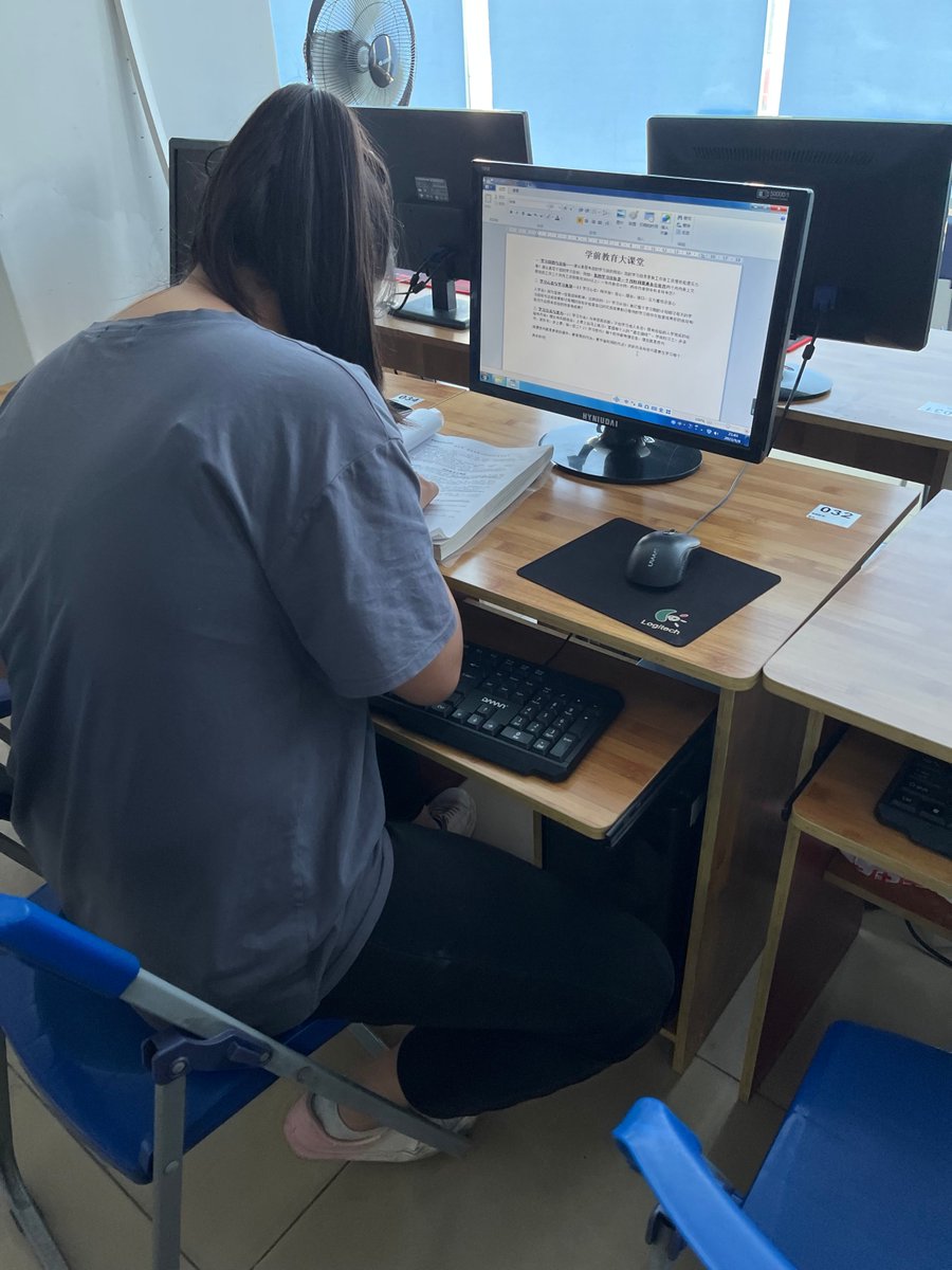 bagmimi385719's tweet photo. 今天上班摸鱼刷校园墙，居然看到主管年轻时翘课被抓的糗照，果断点了匿名举报（不是），悄悄存图当“职场反诈”警示了 https://t.co/7IItKDYMZ7