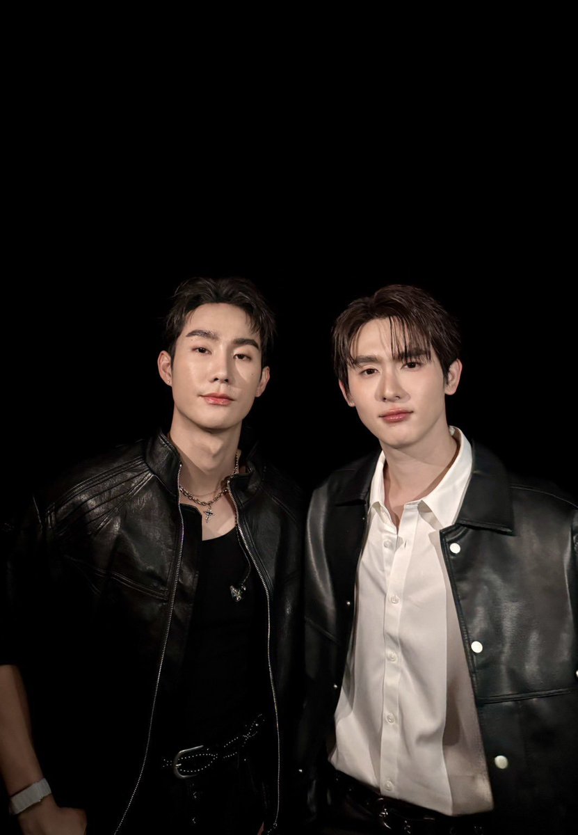 antares_dfa's tweet photo. You guys should stay safe and take care of each other while we all wait... I don't know but i hope this issue be resolved soon. ✌️
We love you guys always. 💛 
@fforcejs @kasibook
And  @tomafox_gmmtv you too. 😊
#tomafox 
#gmmtv 
#forcebook https://t.co/OaDQSQh81v