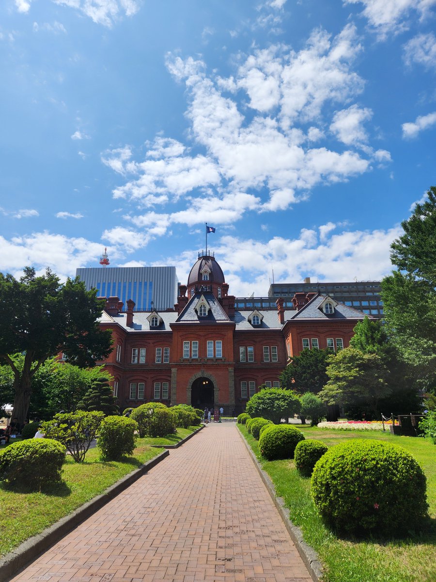 hima_sakura's tweet photo. トランジット以外で初めての北海道行ってきたよ！
40℃地獄と比べて涼しかった…。
こっちの夜より気温が低かった。 https://t.co/KVX98ivWR5