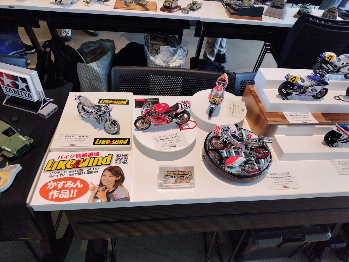 akira43watagawa's tweet photo. 今回 IBA模展 で かすみんの マンガ塗りZⅡプラモを それらしく見せれるかなっと思い、画材のキャンパスを展示台にしてみたら エエ感じで 絵の様に見える展示ができたかな☺
#IBA模展 #likeawind #たはらかすみ https://t.co/B40gIV8HYR