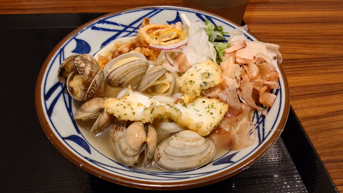 youichan1009's tweet photo. 今日の #ランチ 。#丸亀製麺 #山盛り海鮮旨塩うどん #アスパラ天 #昆布おにぎり #lunch #marugameseimen #udon #noodle #noodles #seafoods #asparagusfry #kelpriceball https://t.co/rWVb94AiT1