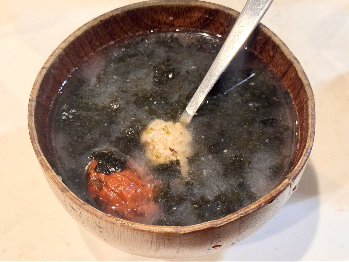 kamehiro17's tweet photo. 昔たまに作ってた「梅干しと味噌にお湯注いだやつ」がTLで流れてきたので久しぶりに作ってみた

ついでに超大量に余ってる海苔をちぎって入れてみた

見た目はアレだけど、疲れにしみる…♨️ https://t.co/0tHBqSo0FR