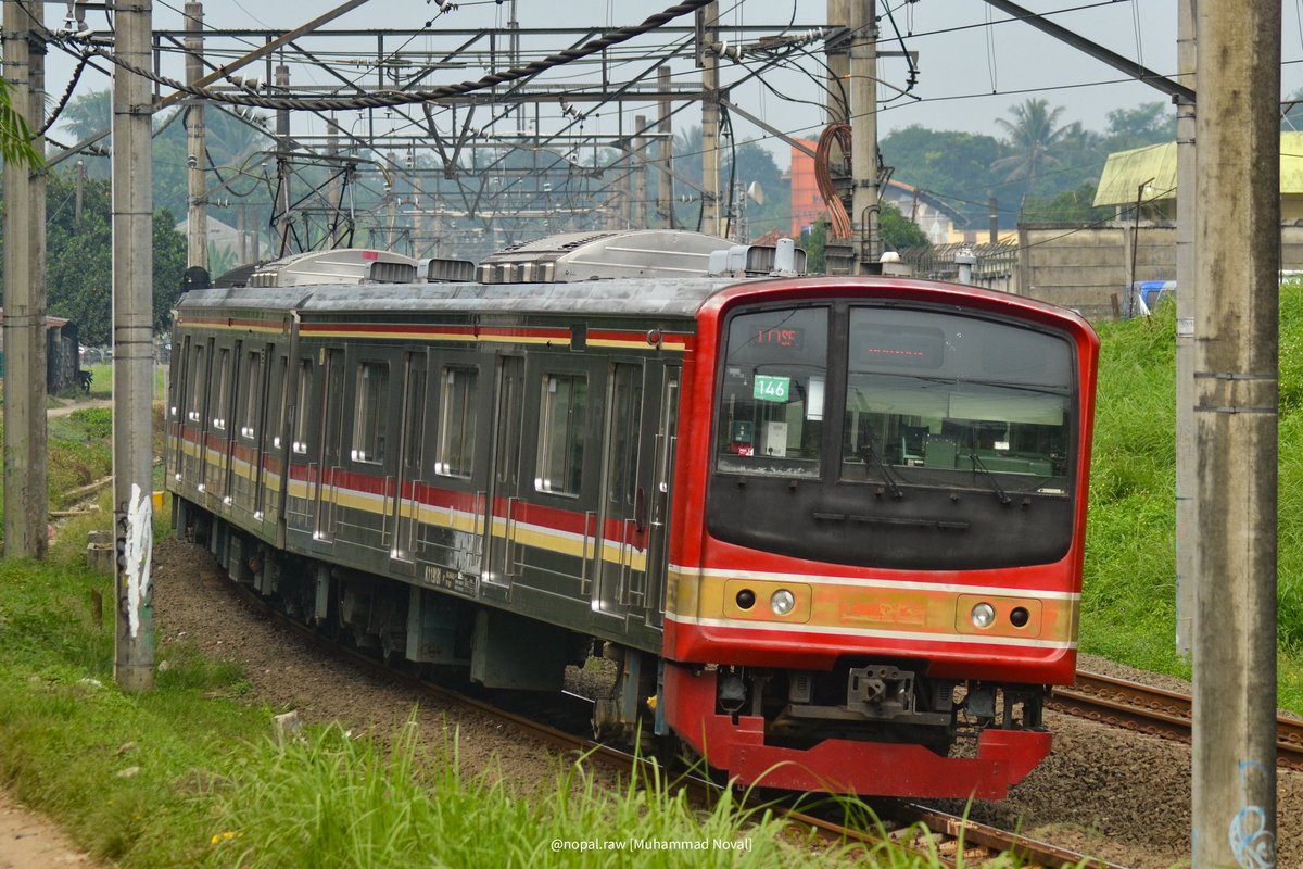 MusashinoLine5F's tweet photo. 203系と205系を追いかけながら、Rangkasbitung線の撮影スポットを巡ってきました。カーブやアップダウンのある線路、そしてのどかな集落の風景がとても魅力的です。都会から田んぼや木々が広がる景色の中へ走っていく電車を眺めていると、とても癒されます。 https://t.co/CbksHv4cNI
