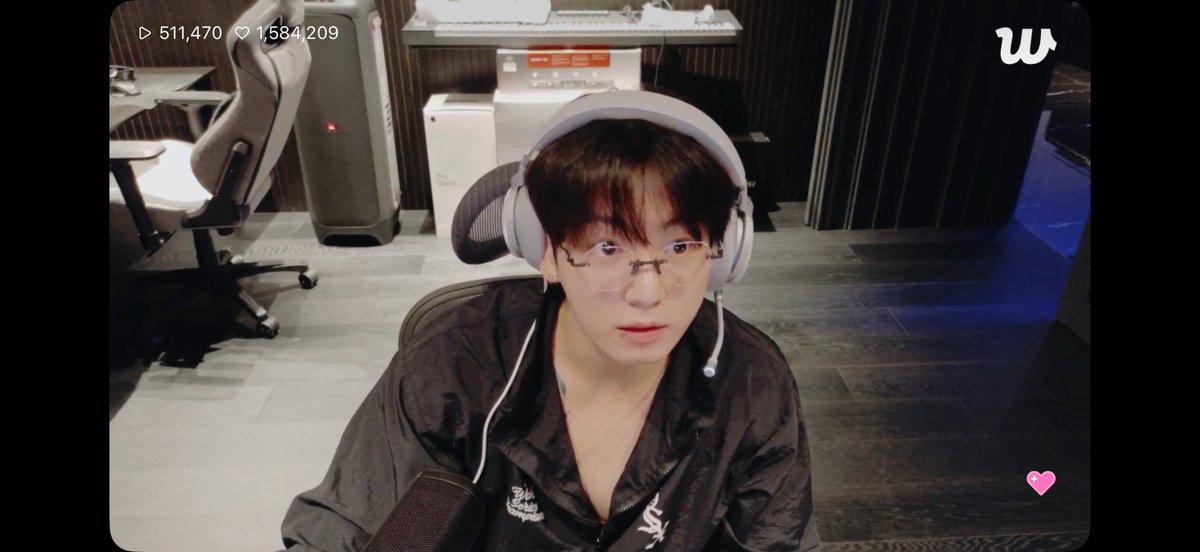 cherryk00's tweet photo. a circle wearing glasses https://t.co/tTdbrVIeMB