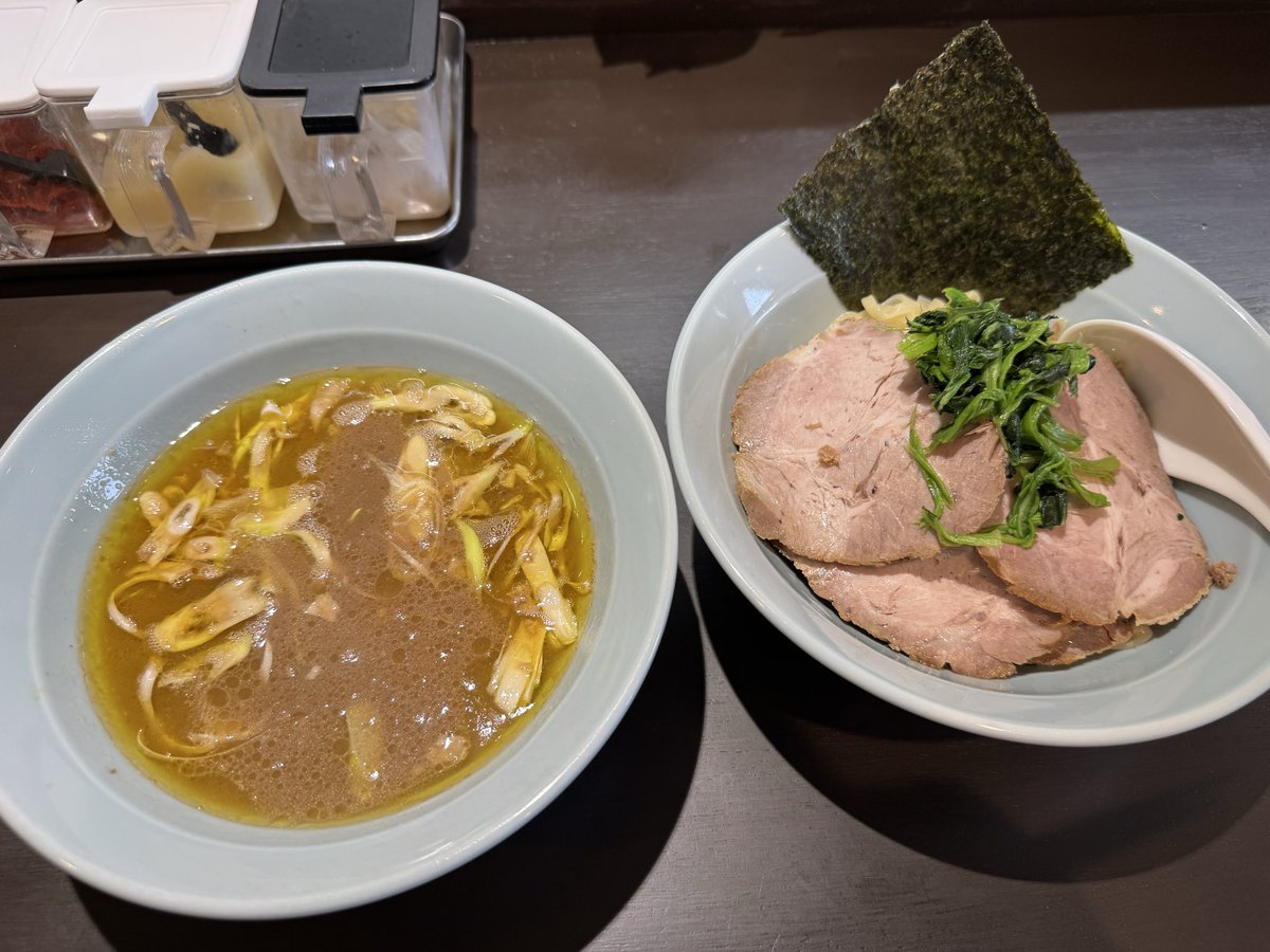 1020moco's tweet photo. ラーメンななし
つけ麺（限定C）

ななしさんの豚骨醤油つけ麺はやっぱり絶品😋
いつものトッピングチャーシューは今回煮豚で🐷
スープまで完飲しそうになりましたが我慢💦

大満足でごちそうさまでした✨ https://t.co/wyzDCCmjK8