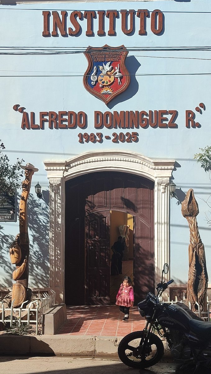 Quintacho's tweet photo. Mi "prima", la Nedda Ramírez Rivas, como buena artista y amiga, tuvo la genial idea de invitarme a visitar el Instituto de Bellas Artes "Alfredo Domínguez R.", que desarrolla sus actividades de formación de artistas en Tupiza... 👇🏻👇🏻

https://t.co/IYojqfz0Id https://t.co/HgzRcIceuD