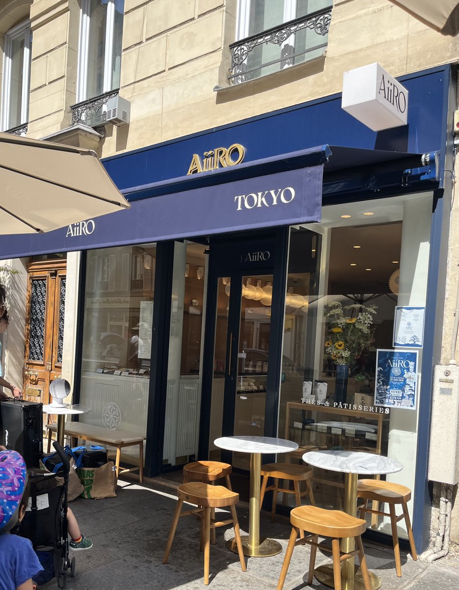 Work12Juli's tweet photo. 店構えだけで、ブランドの物語が伝わる。 
日本茶×フランス菓子のAiiRO。 
藍を思わせる深い青、金のロゴ、そして器まで。 
「PARIS / TOKYO」を“どう味わうか”までデザインされいて素敵💓
#AiiRo #ブランディング #デザインのある暮らし #おいしいを魅力に変えるデザイン https://t.co/xIeFgKK5fd
