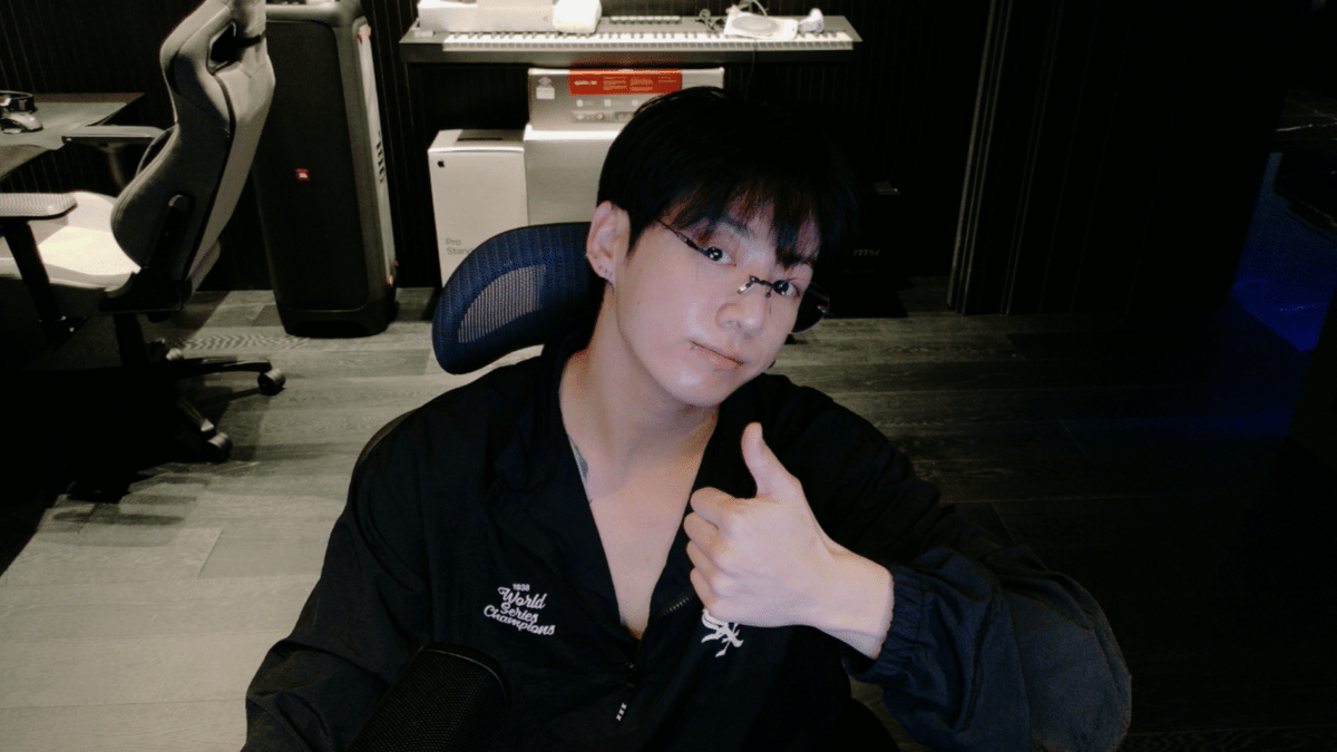 charts_k's tweet photo. Jungkook Weverse Live!

https://t.co/YBDWioLTd3 https://t.co/kzyUixktx9