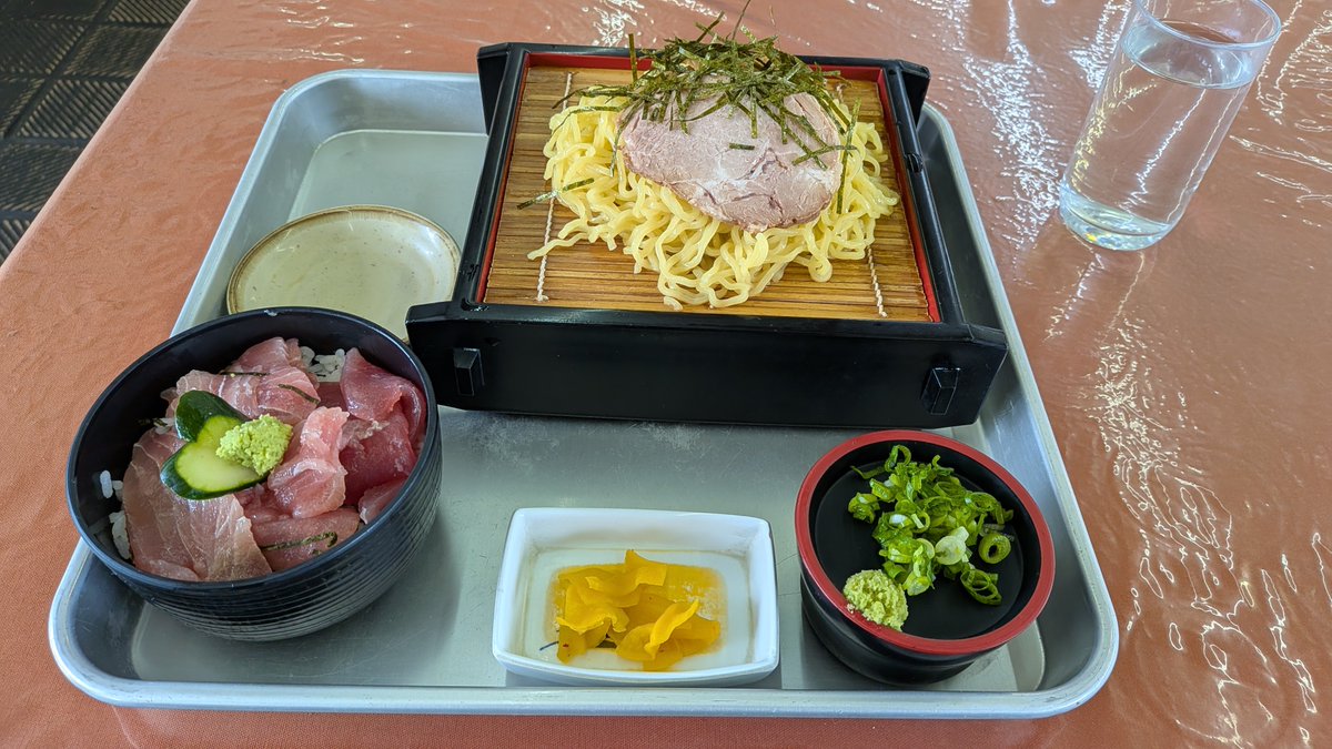 abebemaben's tweet photo. 市場食堂
ウニ丼たべたいが我慢！w
Aランチまぐろざる中華
間違いなし！ https://t.co/fP9FDj9rVl