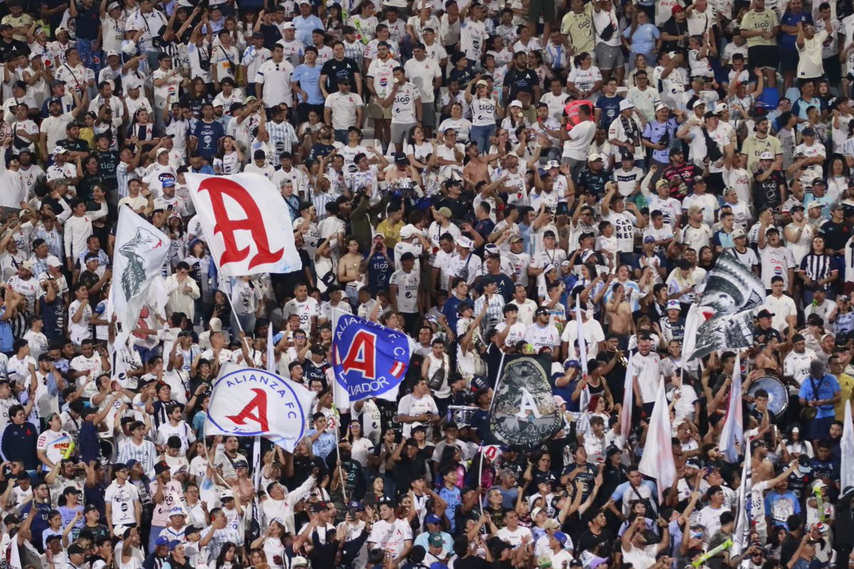 AlianzaFC_sv's tweet photo. ¡Las noches mágicas del “Coloso” te esperan! 🤩🙌🏼🅰️

La promoción aplica para quienes ya compraron su boleto, quienes lo adquieran HOY y quienes lo compren MAÑANA. 🎟️

Asegura tus boletos en el siguiente enlace:
🔗 https://t.co/AVHWnYms2m 👈🏼

⚠️ OJO: El día del partido se aplicará el precio normal. 👈🏼

#AlianzaFC 🅰️