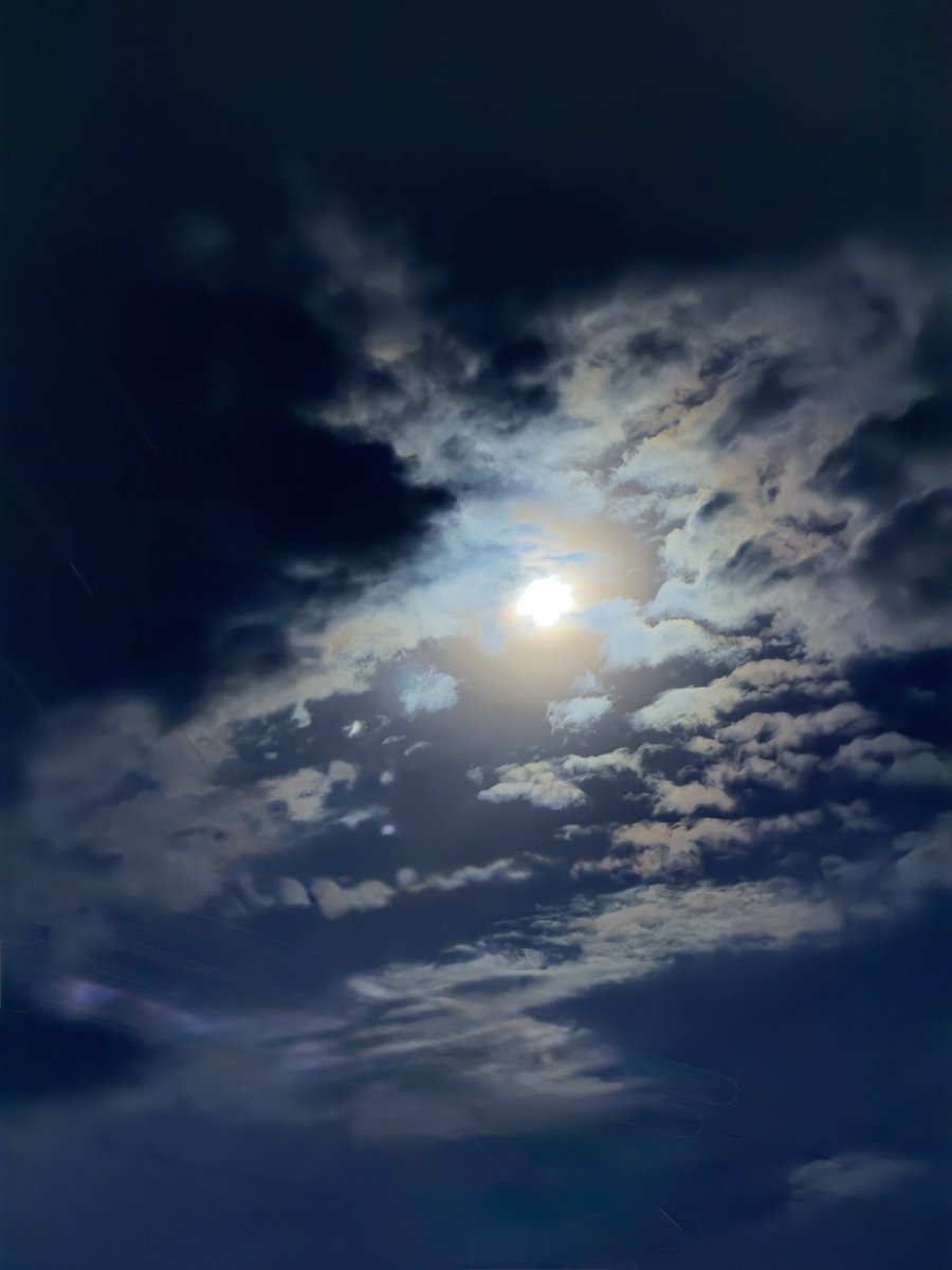 jolubariv's tweet photo. y una noche sin saberlo recuperas tu aura lunar… ✨ https://t.co/IOh2g1RdP6