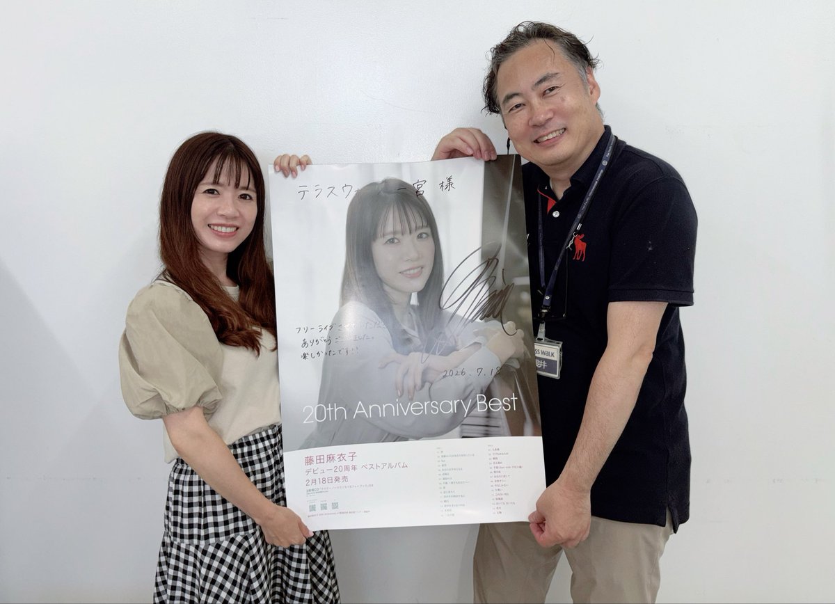 Fujita_Maiko's tweet photo. 7/18(土)は愛知県テラスウォーク一宮「藤田麻衣子 20trh Anniversary ミニライブ＆サイン握手会」でした🎹

2016年にアピタ・ピアゴのママポケットランドセルのCMソング「君よ進め」を歌わせていただいたご縁で、またフリーライブを開催することができました😄

その時のランドセルCMの担当者の浅井さん！

浅井さんのおかげで、2年連続のCMソングだけでなく2017年にはフリーライブツアーAPITA presents 藤田麻衣子「ありがとうの付箋 ハートフルコンサート」全11公演を開催することができました。

浅井さんはパワフルでアイデアと行動力に溢れた方で面白くて、フリーライブでは司会もしてくださるんですが、この日は館内放送も何度もしてくださって、私のYouTube登録者数がもうすぐで10万人というアナウンスにも力を注いでくださり😂おかげさまで２日後には本当に10万人達成しました✨

去年も今年も、お世話になった方との久しぶりの再会が溢れていて嬉しいのですが、浅井さんも本当にまたお会いできてよかったです。またこのご縁が続いていきますように。

活動を続けるって、すごく大事だなと実感しています😊

#テラスウォーク一宮
#一宮
#愛知県
#フリーライブ
#藤田麻衣子