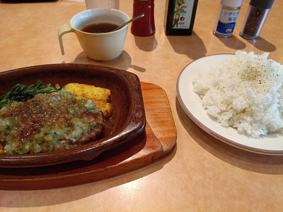 Takumin0003's tweet photo. ランチ
これ毎日食べてる気がする…
エキストラバージンオリーブオイルをどば〜ってかけてるから牛赤身オンリーのハンバーグで脂質は植物性中心で健康的やと思う…
#サイゼリア https://t.co/H9eNs4laod