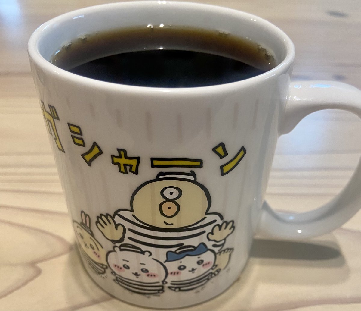 higemother's tweet photo. ちいかわパークでオデのマグカップ買ってしまったんだが温かい飲み物入れるとイラストが変わるの良き...(逃亡を手伝った気分に) https://t.co/3kVtkAduqT