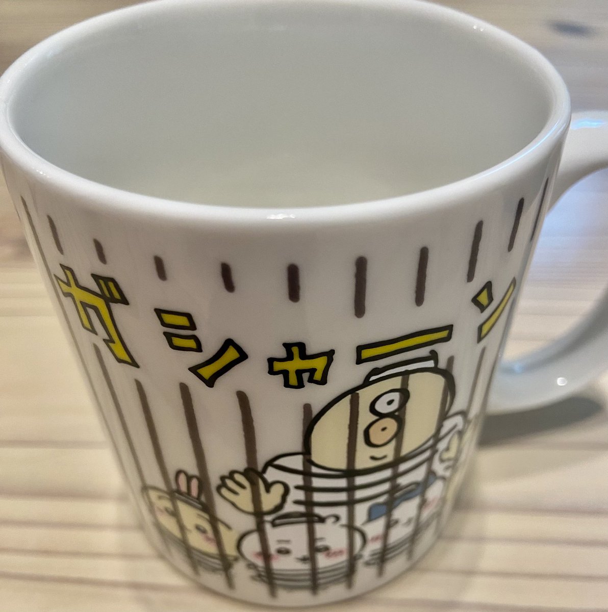 higemother's tweet photo. ちいかわパークでオデのマグカップ買ってしまったんだが温かい飲み物入れるとイラストが変わるの良き...(逃亡を手伝った気分に) https://t.co/3kVtkAduqT