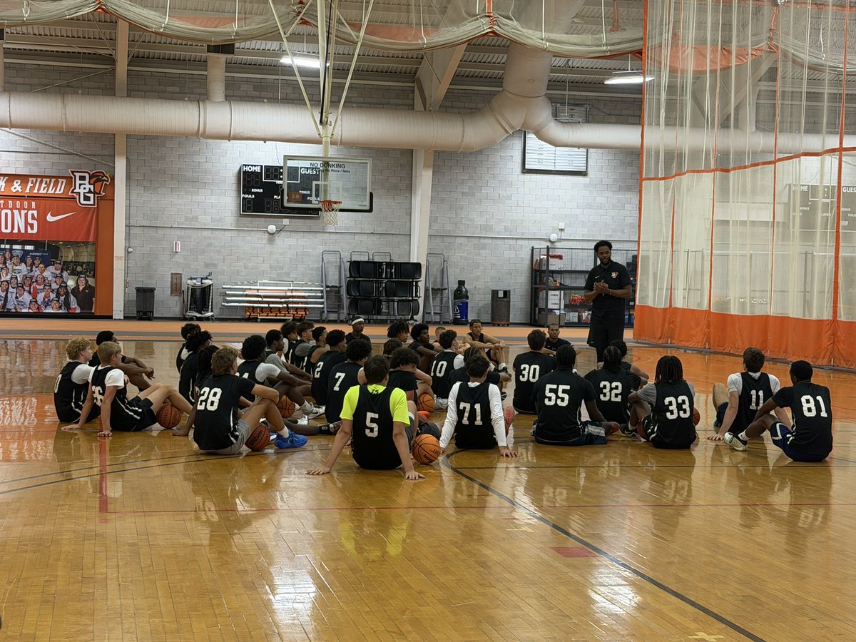 Riley_Galmarini's tweet photo. BGSU Camp Year 2! Huge thanks to Coach Simon and the rest of the coaching staff for the opportunity to come back again this year. #ayziggyzoomba #gofalcons @BGSUMBB https://t.co/uqjpWWf4nq