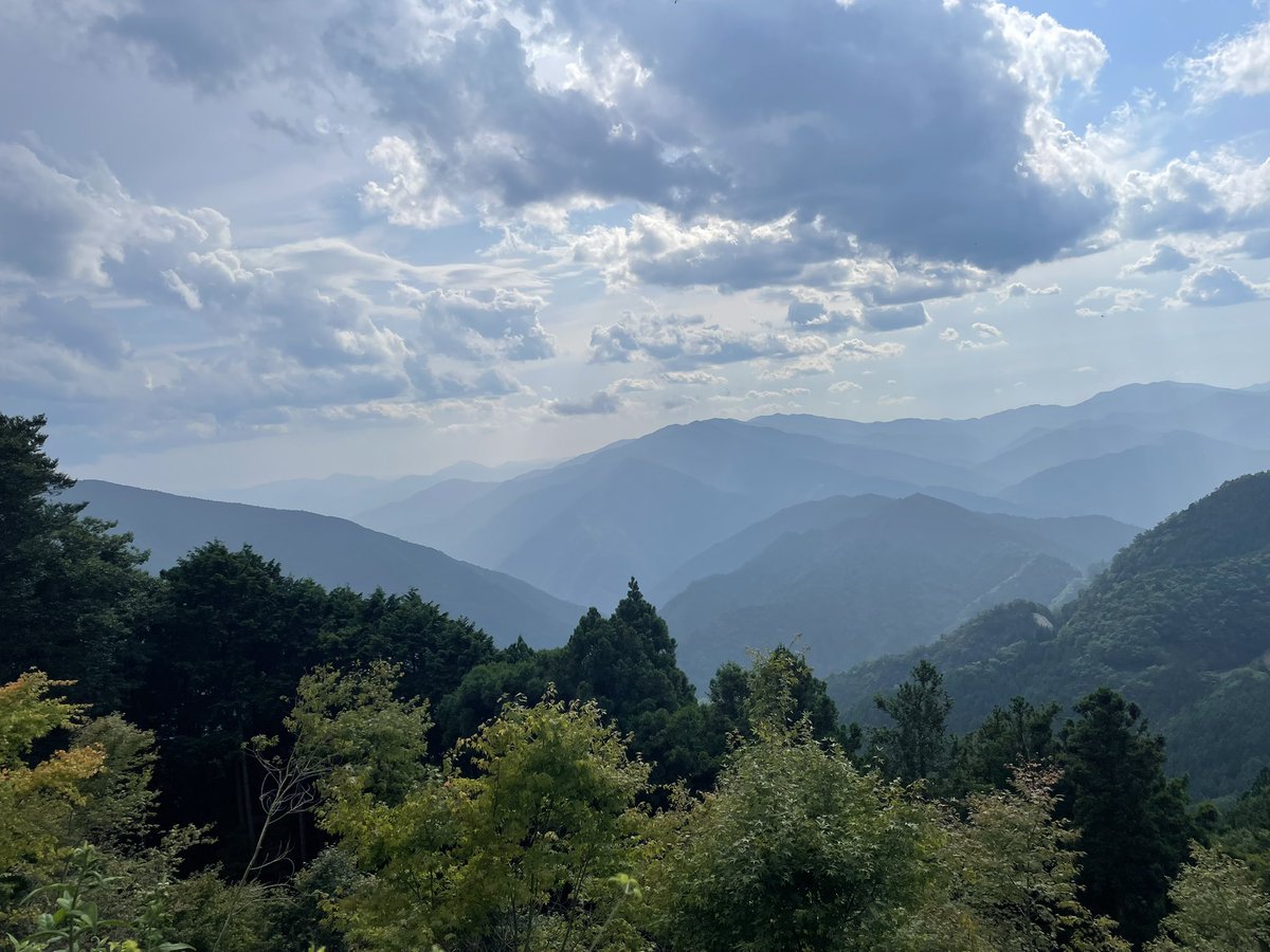 puyotutoG's tweet photo. お久しぶりです！
長い間地下に潜っていたので、すっかり地上に出ることを忘れていました。
昨日は、テックトックで見た玉置神社に行って来ました！！
大改築中で本殿まで行く道が途中迂回路になっていて熊野古道をひたすら階段をひたすら降りて行きました。(^^;;
途中のお蕎麦屋のお蕎麦めちゃ旨し！ https://t.co/tCHj1J8OdN